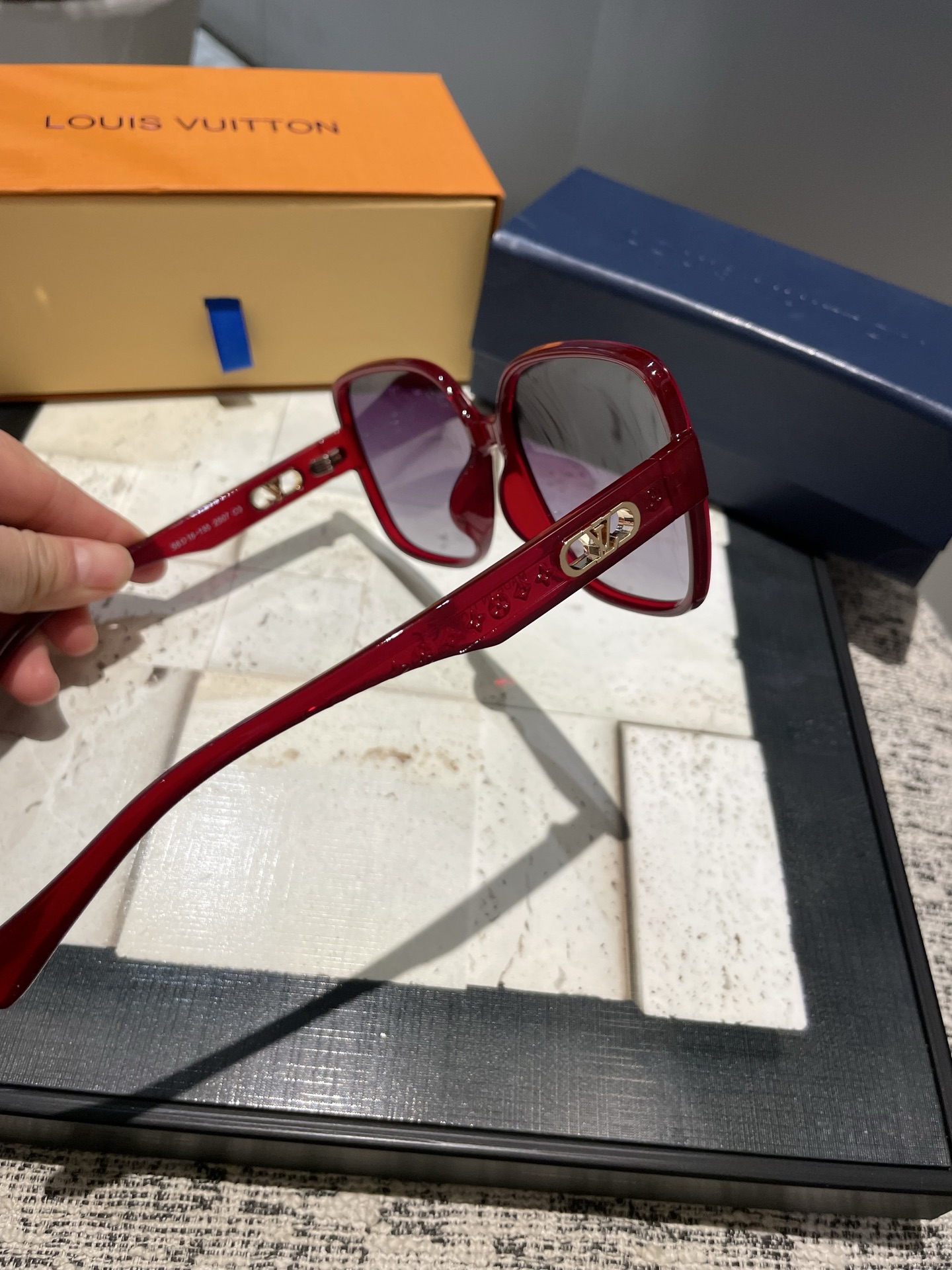 PLV女士偏光墨镜🕶️ 经典四叶草浮雕元素🎉复古风 修脸神器（2507）