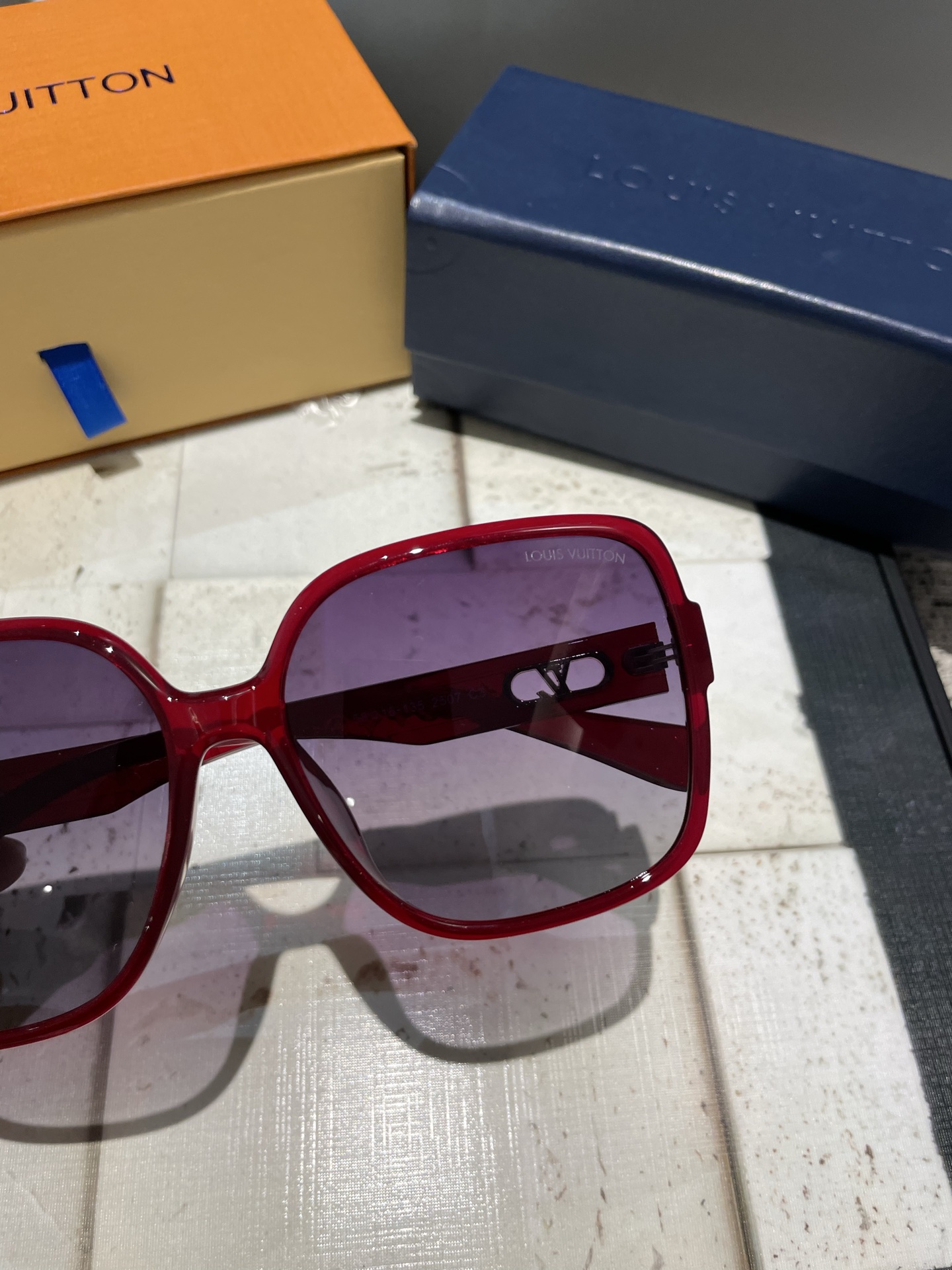 PLV女士偏光墨镜🕶️ 经典四叶草浮雕元素🎉复古风 修脸神器（2507）
