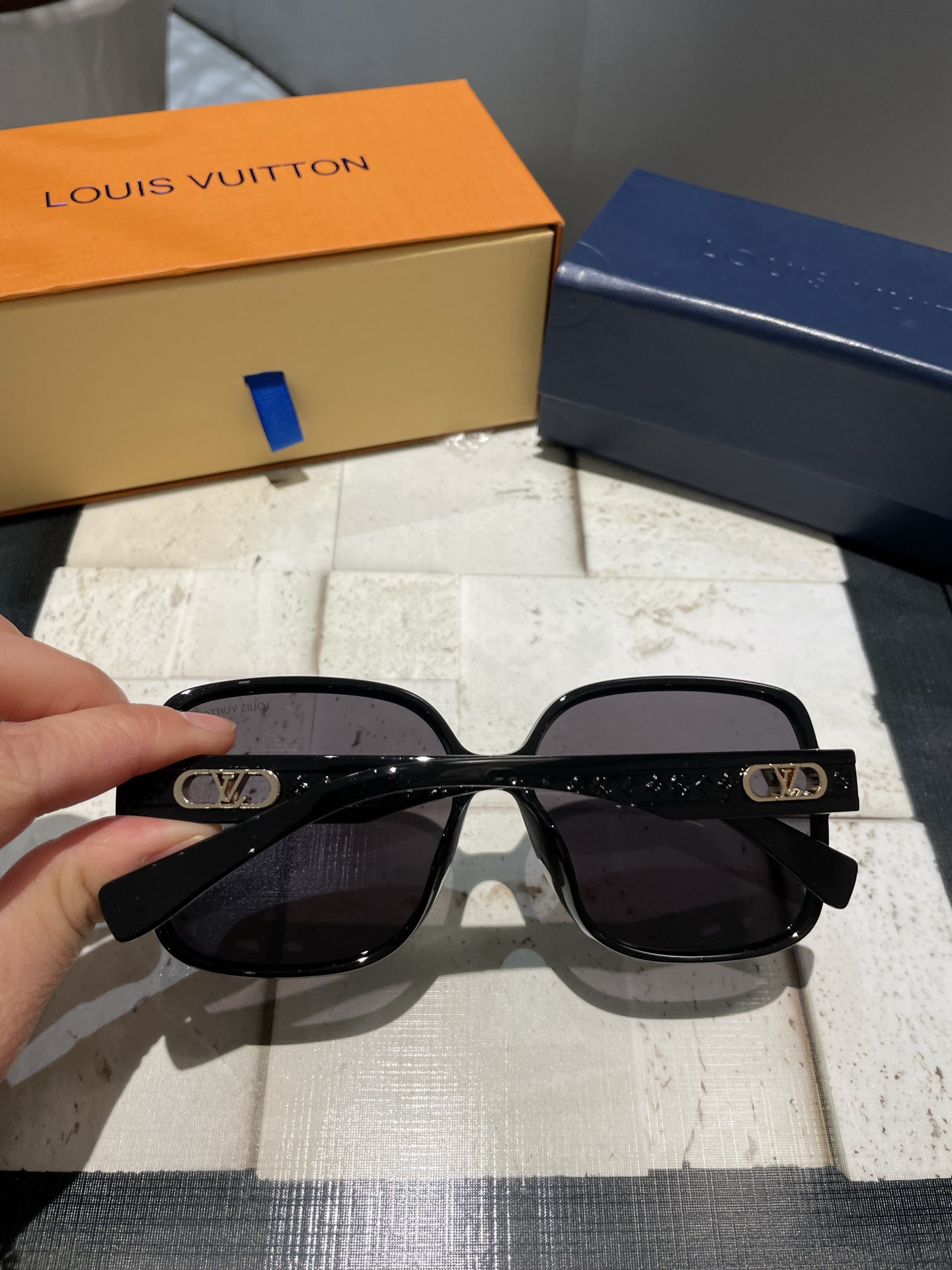 PLV女士偏光墨镜🕶️ 经典四叶草浮雕元素🎉复古风 修脸神器（2507）