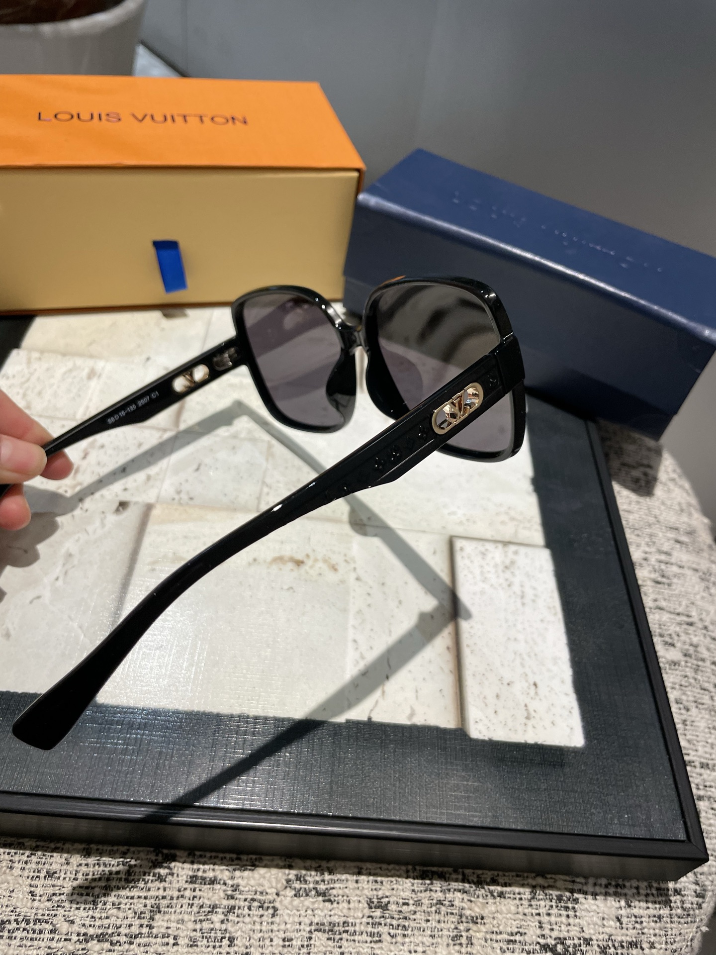 PLV女士偏光墨镜🕶️ 经典四叶草浮雕元素🎉复古风 修脸神器（2507）