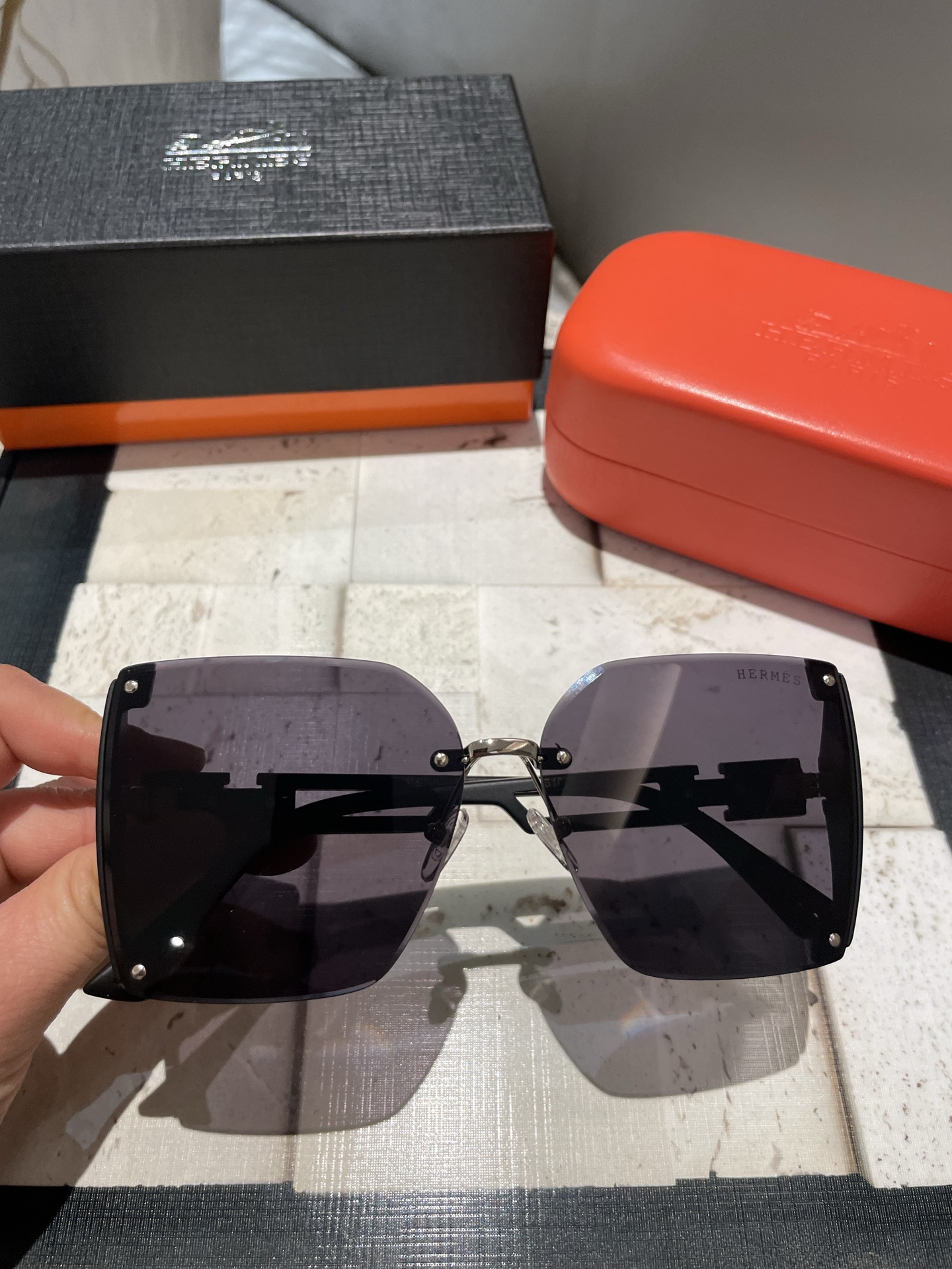 NO:257170,Hermes [Polarized Series] 2025 new polarized sunglasses with many styles. Classic square frame design, not picky about face shape, it shows its temperament whether it is matched with a coat or a dress. Polarized lenses prevent ultraviolet rays with 1006 glasses sunglasses, glasses, hermes, skirts19860909爱马仕【偏光系列】 2025新款偏光太阳镜 款式多 . 经典的方框设计,不挑脸型,无论搭配大衣还是连衣裙都非常显气质 偏光镜片预防紫外线配1006眼镜墨镜太阳镜,眼镜,hermes,skirts,glasses