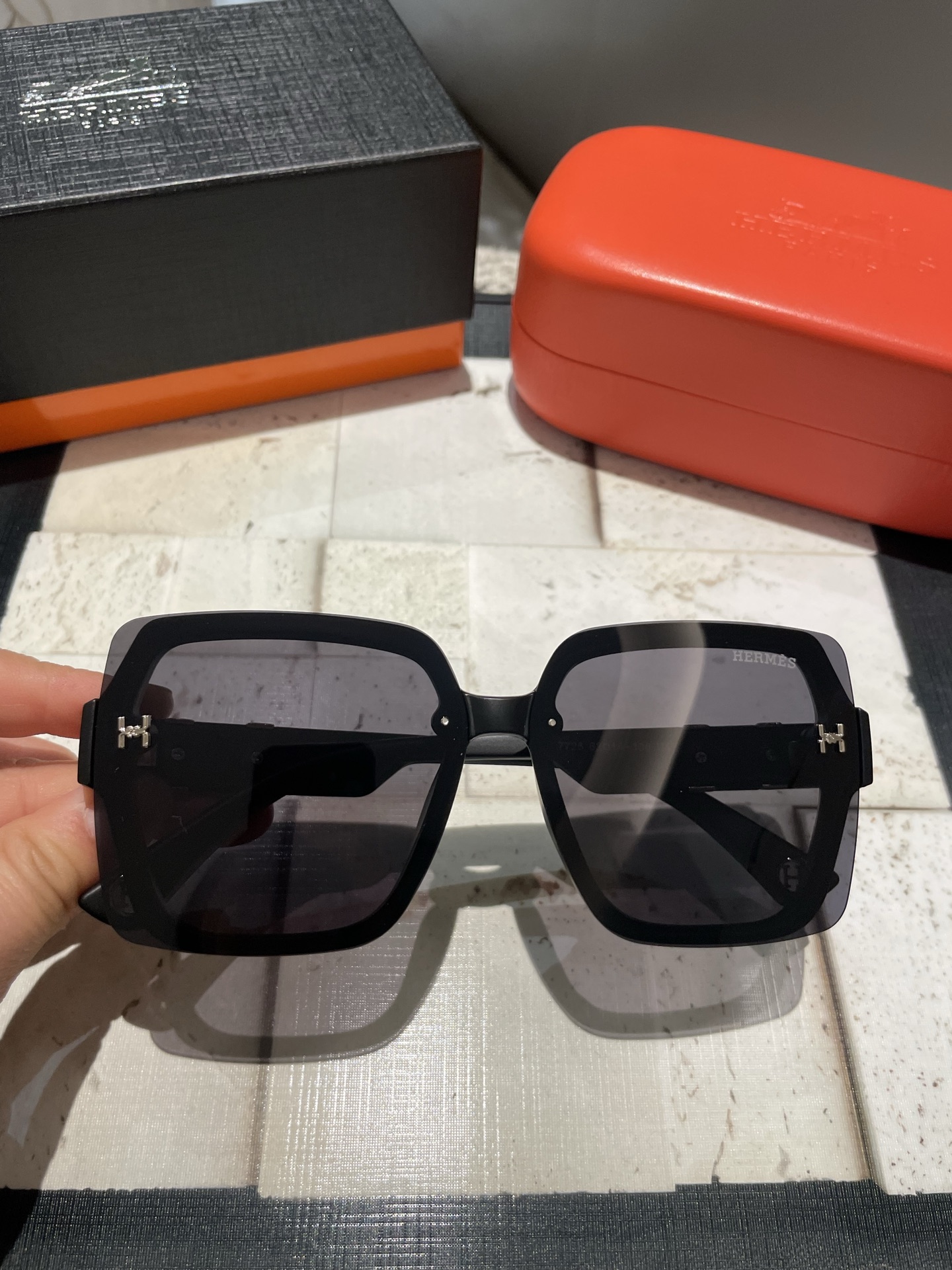 NO:257164,Hermes polarized metal women's sunglasses material Polaroid high-definition polarized lenses, craft foot wires are very atmospheric, vacuum coating, essential for summer travel. 7726 glasses sunglasses, glasses, hermes19860909爱马仕偏光金属女士太阳镜 材质宝丽来高清偏光镜片,工艺脚丝非常大气,真空镀膜,夏日出行必备款.7726眼镜墨镜太阳镜,眼镜,hermes,glasses