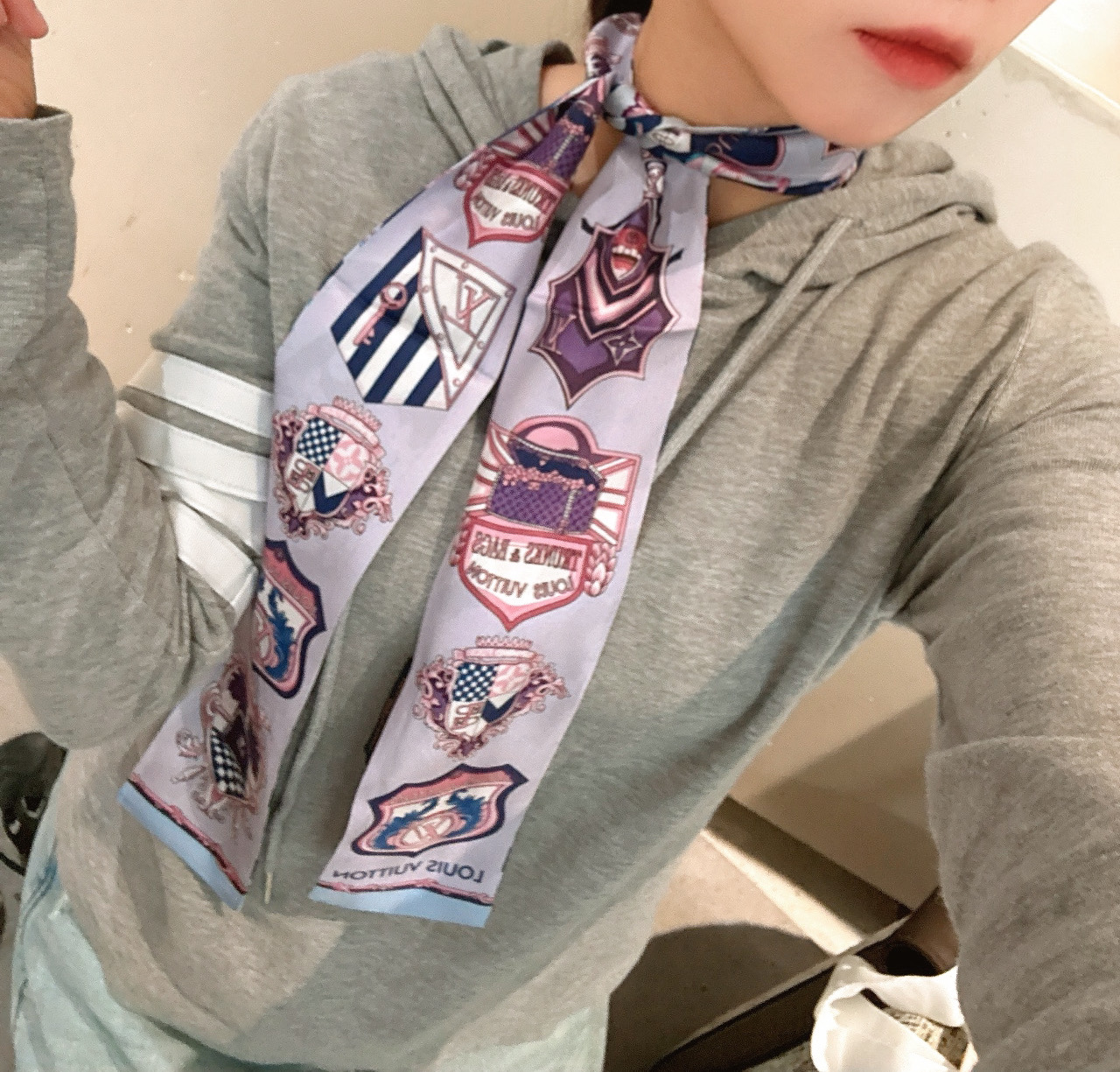 NO:921504,Very beautiful L’s silk scarf!  Double layer silk!  It has multiple uses. It can be tied to a bag, used as a hair tie or a small scarf. It is very chic. It also looks great when paired with a simple base layer or a shirt and casually hung around the neck!  Silk!  The latest styles at the counter. Silk scarves, streamers, hair bundles, louis vuitton, shirts, real silk19860909特超好看L家丝巾！双层真丝！ 多种用途,绑包包上,当发带或者小领巾都相当别致 配简单打底或者衬衫随便往脖子一挂也是极好看的！ 真丝！专柜最新款.丝巾,飘带，发束,louis vuitton,shirts,real silk,accessory