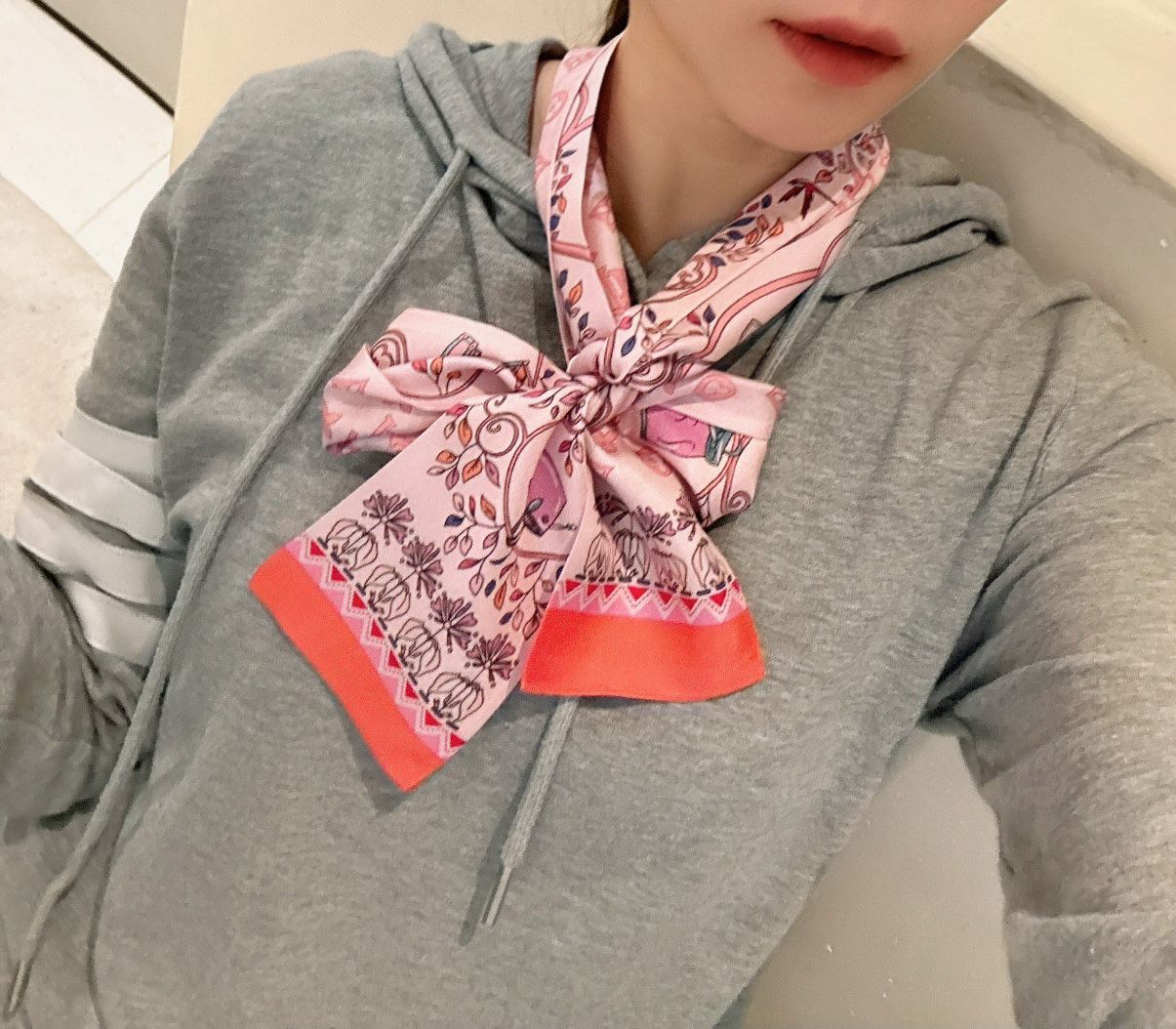 NO:378799,Very beautiful L home scarf!  Double silk!  It is a variety of uses, and it is very unique when tied up, as a headband or a small scarf. It is also very beautiful when paired with a simple base or a shirt hanging around the neck!  Silk!  The latest style of counter scarves, streamers, hair tie, louis vuitton, shirts, real silk19860909特超好看L家丝巾！双层真丝！ 多种用途,绑包包上,当发带或者小领巾都相当别致 配简单打底或者衬衫随便往脖子一挂也是极好看的！ 真丝！专柜最新款丝巾,飘带，发束,louis vuitton,shirts,real silk,accessory