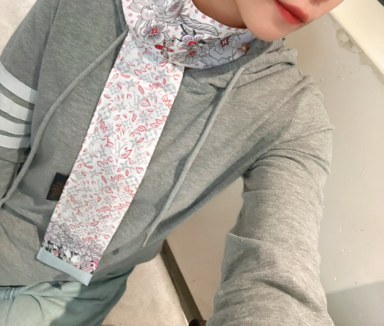 NO:895954,Special 45 is a super nice L family silk scarf!  Double layer silk!  It has multiple uses. It can be tied to a bag, used as a hair tie or a small scarf. It is very chic. It also looks great when paired with a simple base layer or a shirt and casually hung around the neck!  Silk!  The latest styles in the counter. Silk scarves, streamers, streamers, hair bundles, louis vuitton, shirts, real silk19860909特45超好看L家丝巾！双层真丝！ 多种用途,绑包包上,当发带或者小领巾都相当别致 配简单打底或者衬衫随便往脖子一挂也是极好看的！ 真丝！专柜最新款.丝巾,飘带,飘带，发束,louis vuitton,shirts,real silk,accessory