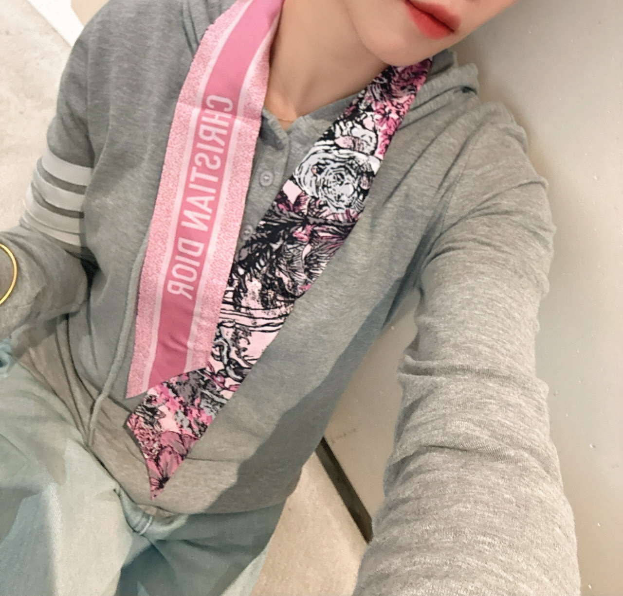 NO:378782,Special 50 super beautiful Dior scarf!  Double silk!  It is a variety of uses, and it is very unique when tied up, as a headband or a small scarf. It is also very beautiful when paired with a simple base or a shirt hanging around the neck!  Silk!  The latest style of counter scarves, streamers, hair tie, dior, shirts, real silk19860909特50超好看Dior丝巾！双层真丝！ 多种用途,绑包包上,当发带或者小领巾都相当别致 配简单打底或者衬衫随便往脖子一挂也是极好看的！ 真丝！专柜最新款丝巾,飘带，发束,dior,shirts,real silk,accessory