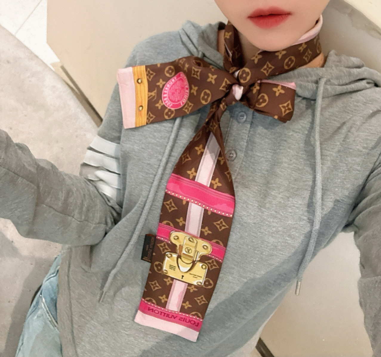 NO:921508,Special 45 is a super nice L family silk scarf!  Double layer silk!  It has multiple uses. It can be tied to a bag, used as a hair tie or a small scarf. It is very chic. It also looks great when paired with a simple base layer or a shirt and casually hung around the neck!  Silk!  The latest styles at the counter. Silk scarves, streamers, hair bundles, louis vuitton, shirts, real silk19860909特45超好看L家丝巾！双层真丝！ 多种用途,绑包包上,当发带或者小领巾都相当别致 配简单打底或者衬衫随便往脖子一挂也是极好看的！ 真丝！专柜最新款.丝巾,飘带，发束,louis vuitton,shirts,real silk,accessory