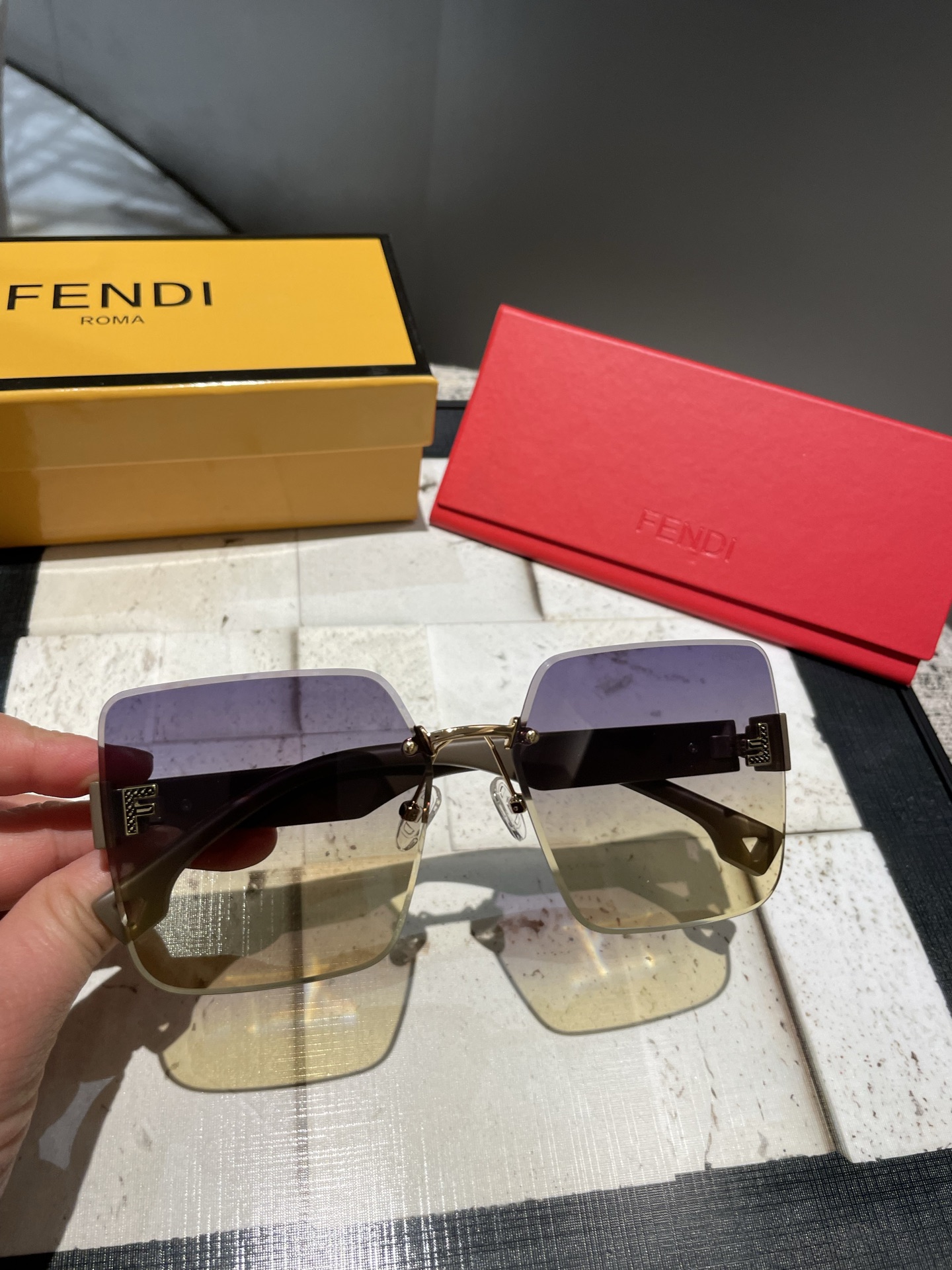 NO:347214,Fendi's latest polarized metal women's sunglasses, material Polaroid high-definition polarized lenses, craft foot wires are very atmospheric, vacuum coating, a must-have for summer travel. Glasses, sunglasses, glasses, fendi19860909Fendi最新款偏光金属女士太阳镜 材质宝丽来高清偏光镜片,工艺脚丝非常大气,真空镀膜,夏日出行必备款.眼镜墨镜太阳镜,眼镜,fendi,glasses