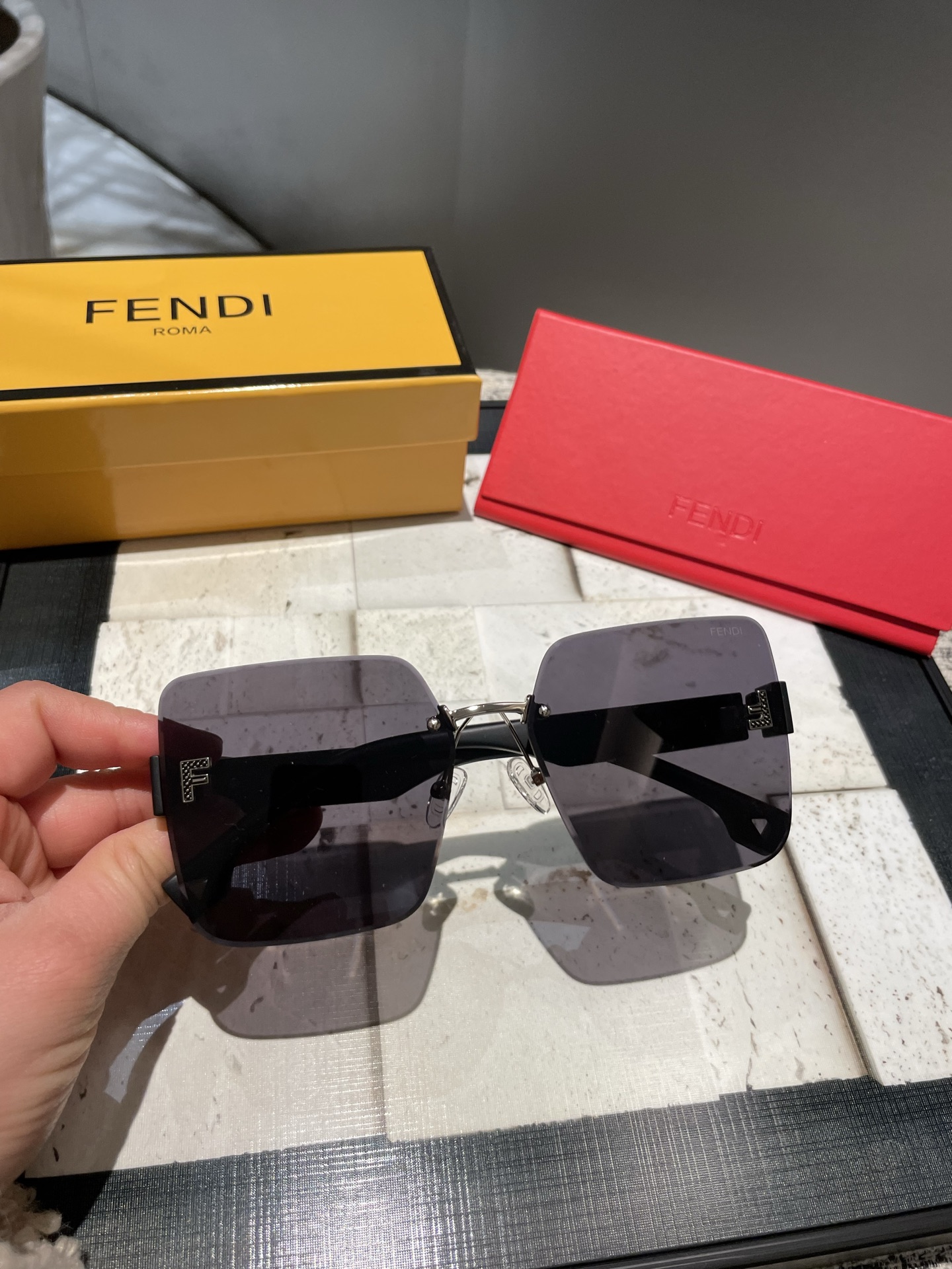 NO:347230,Fendi's latest polarized metal women's sunglasses, material Polaroid high-definition polarized lenses, craft foot wires are very atmospheric, vacuum coating, essential for summer travel. 7115 glasses sunglasses, sunglasses, glasses, fendi19860909Fendi最新款偏光金属女士太阳镜 材质宝丽来高清偏光镜片,工艺脚丝非常大气,真空镀膜,夏日出行必备款.7115眼镜墨镜太阳镜,眼镜,fendi,glasses