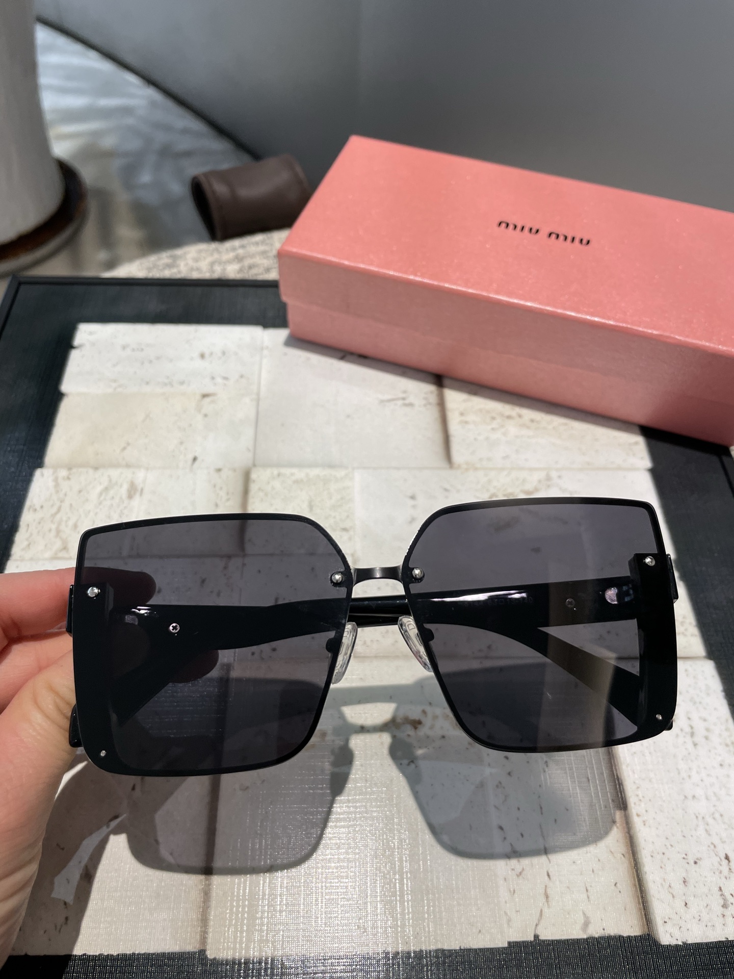 NO:257195,miumiu [tr polarized series] 2025 new polarized sunglasses with many styles. Classic square frame design, not picky about face shape, it shows its temperament whether it is matched with a coat or a dress. Polarized lenses prevent ultraviolet rays with 5144 glasses sunglasses, glasses, miumiu, skirts19860909miumiu【tr偏光系列】 2025新款偏光太阳镜 款式多 . 经典的方框设计,不挑脸型,无论搭配大衣还是连衣裙都非常显气质 偏光镜片预防紫外线配5144眼镜墨镜太阳镜,眼镜,miumiu,skirts,glasses
