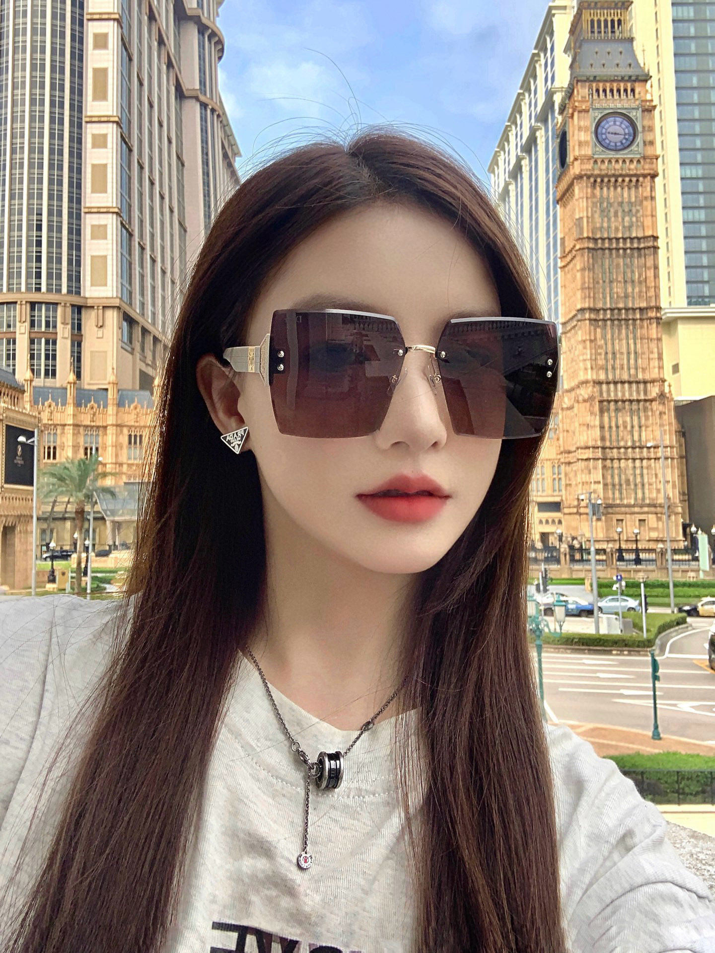 NO:358451,Brand CD Model 5193 Description Women's sunglasses HD nylon film Large frame slim and fashionable style Internet celebrity live broadcast popular glasses sunglasses sunglasses, glasses19860909品牌CD 型号5193 描述女士墨镜 高清尼龙片 大框显瘦时尚风 网红直播爆款眼镜墨镜太阳镜,眼镜,glasses