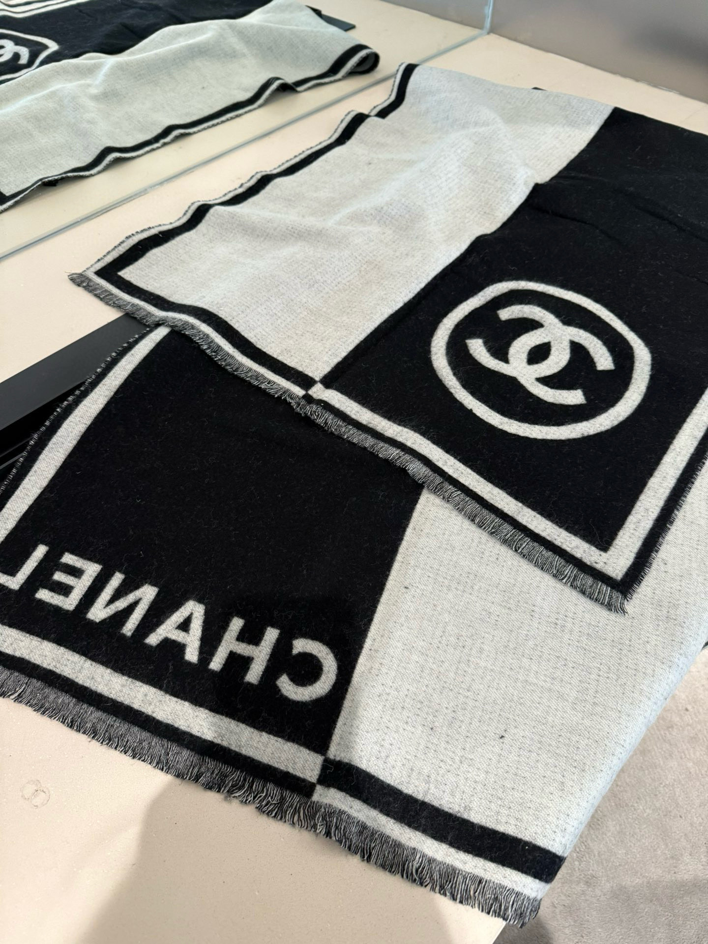  🆕重磅推荐‼️CHANEL羊绒长巾👏顶级原单品质旷世绝美【小香披肩】羊绒围巾，顶级高端货【绝对值得珍藏