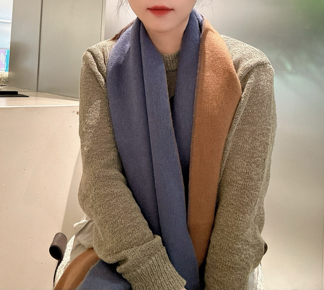  🆕🆕 【▪罗意威难得一见的温柔配色，低调又不失优雅❗】重点推荐❗双面配色，一条围巾两种风格搭配，高级舒