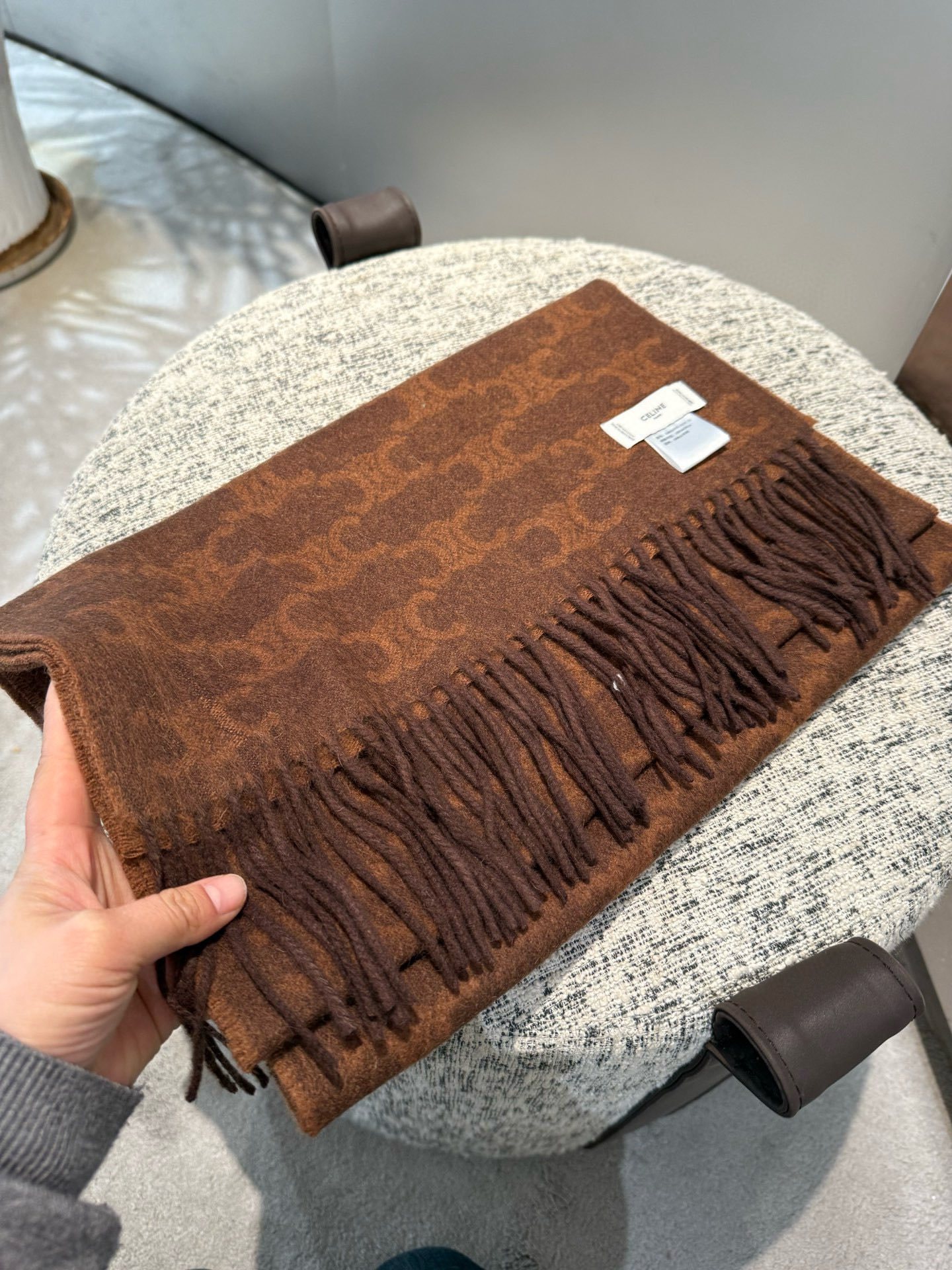  🆕CELINE凯旋门散林老花羊绒围巾终于出货了……很多宝宝要的上身图来啦！羊绒的质地戴起来软乎乎超舒服