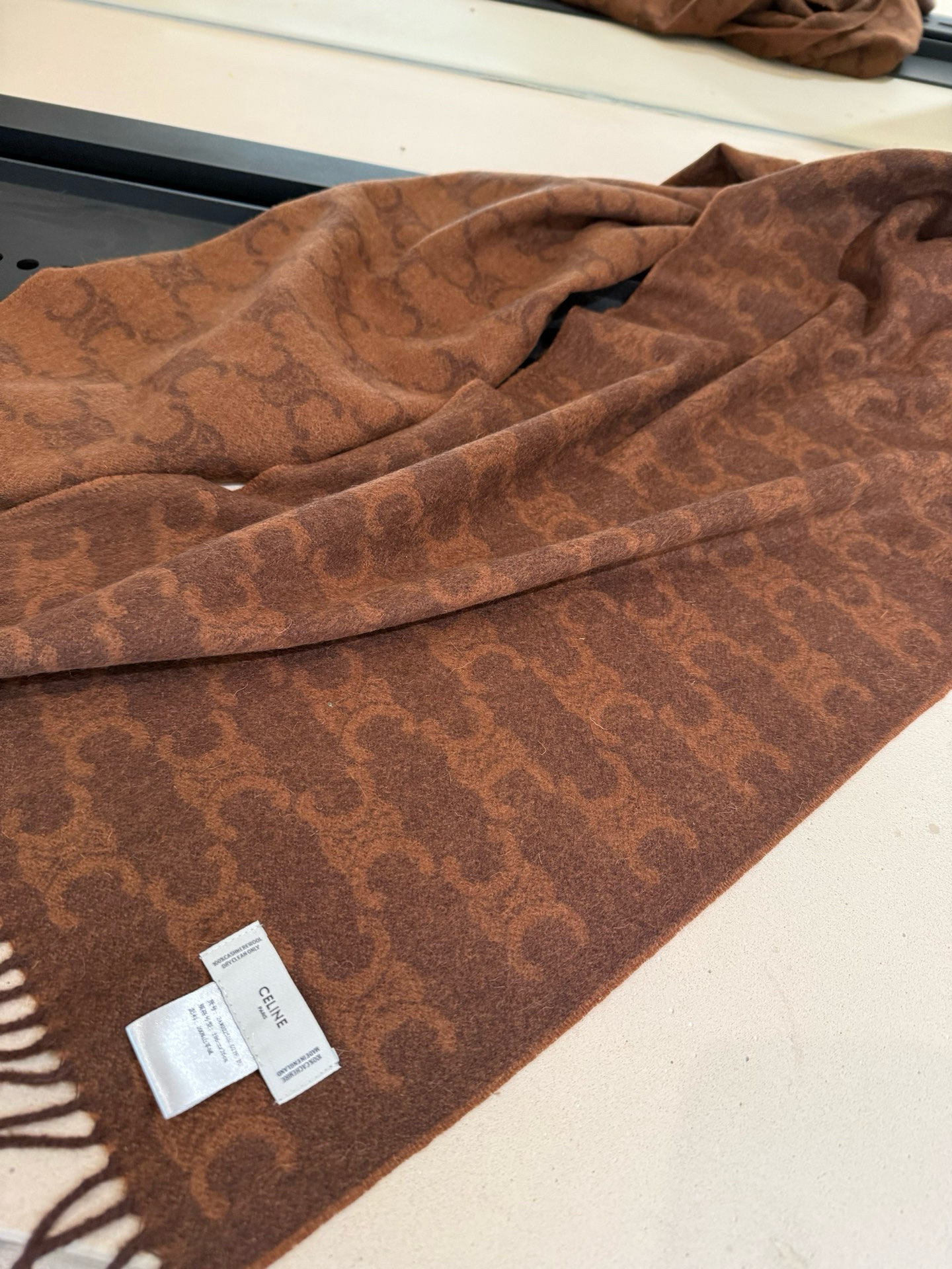  🆕CELINE凯旋门散林老花羊绒围巾终于出货了……很多宝宝要的上身图来啦！羊绒的质地戴起来软乎乎超舒服