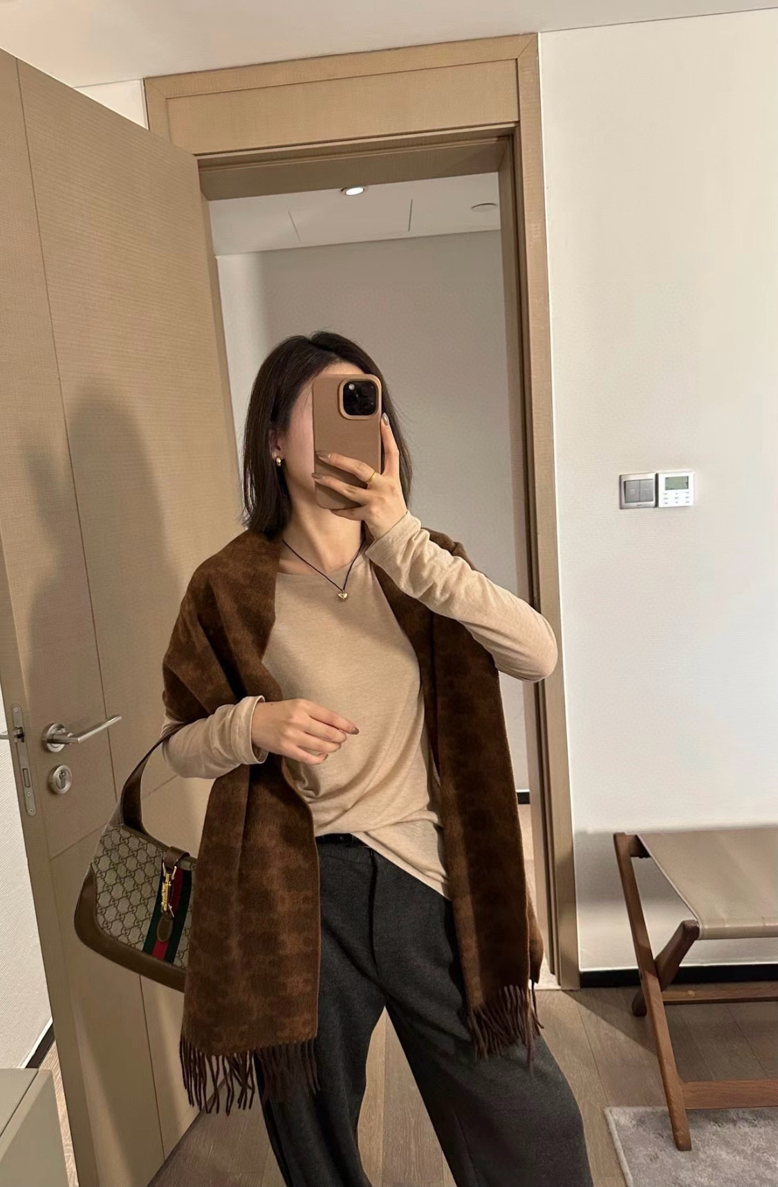  🆕CELINE凯旋门散林老花羊绒围巾终于出货了……很多宝宝要的上身图来啦！羊绒的质地戴起来软乎乎超舒服