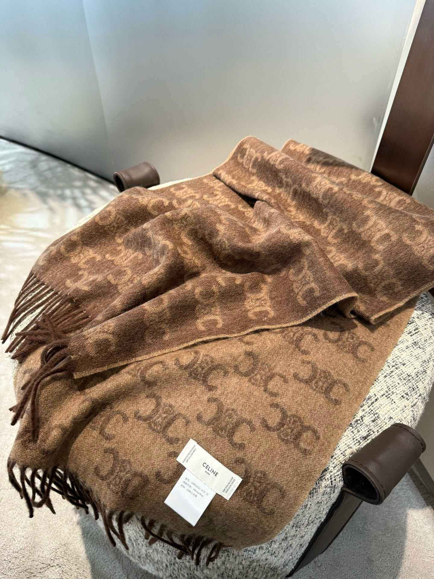  🆕CELINE凯旋门散林老花羊绒围巾终于出货了……很多宝宝要的上身图来啦！羊绒的质地戴起来软乎乎超舒服