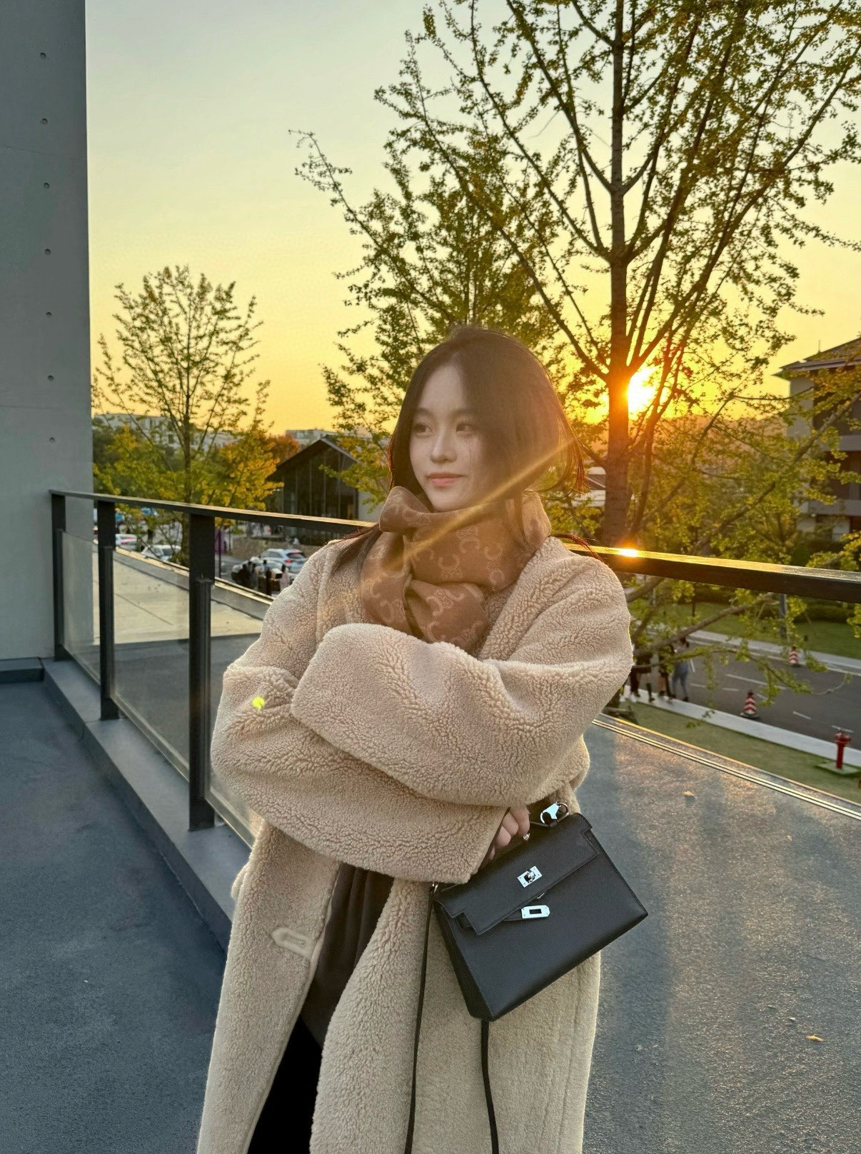  🆕CELINE凯旋门散林老花羊绒围巾终于出货了……很多宝宝要的上身图来啦！羊绒的质地戴起来软乎乎超舒服