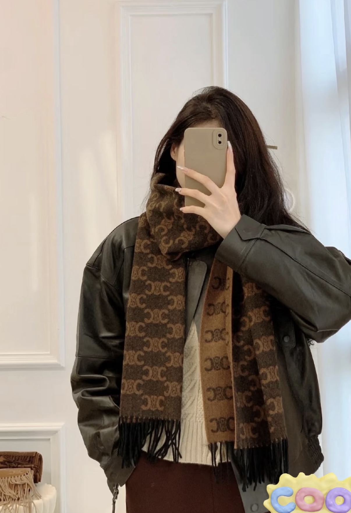  🆕CELINE凯旋门散林老花羊绒围巾终于出货了……很多宝宝要的上身图来啦！羊绒的质地戴起来软乎乎超舒服