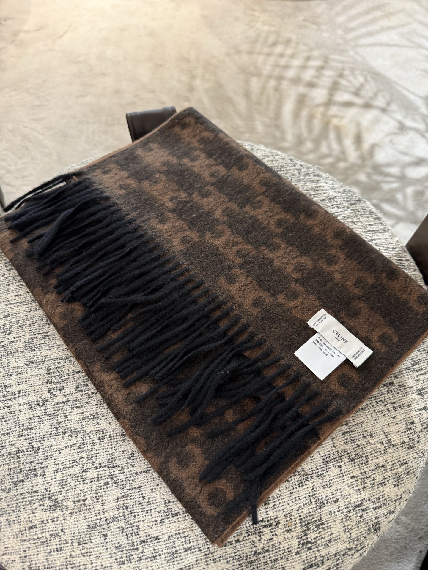  🆕CELINE凯旋门散林老花羊绒围巾终于出货了……很多宝宝要的上身图来啦！羊绒的质地戴起来软乎乎超舒服