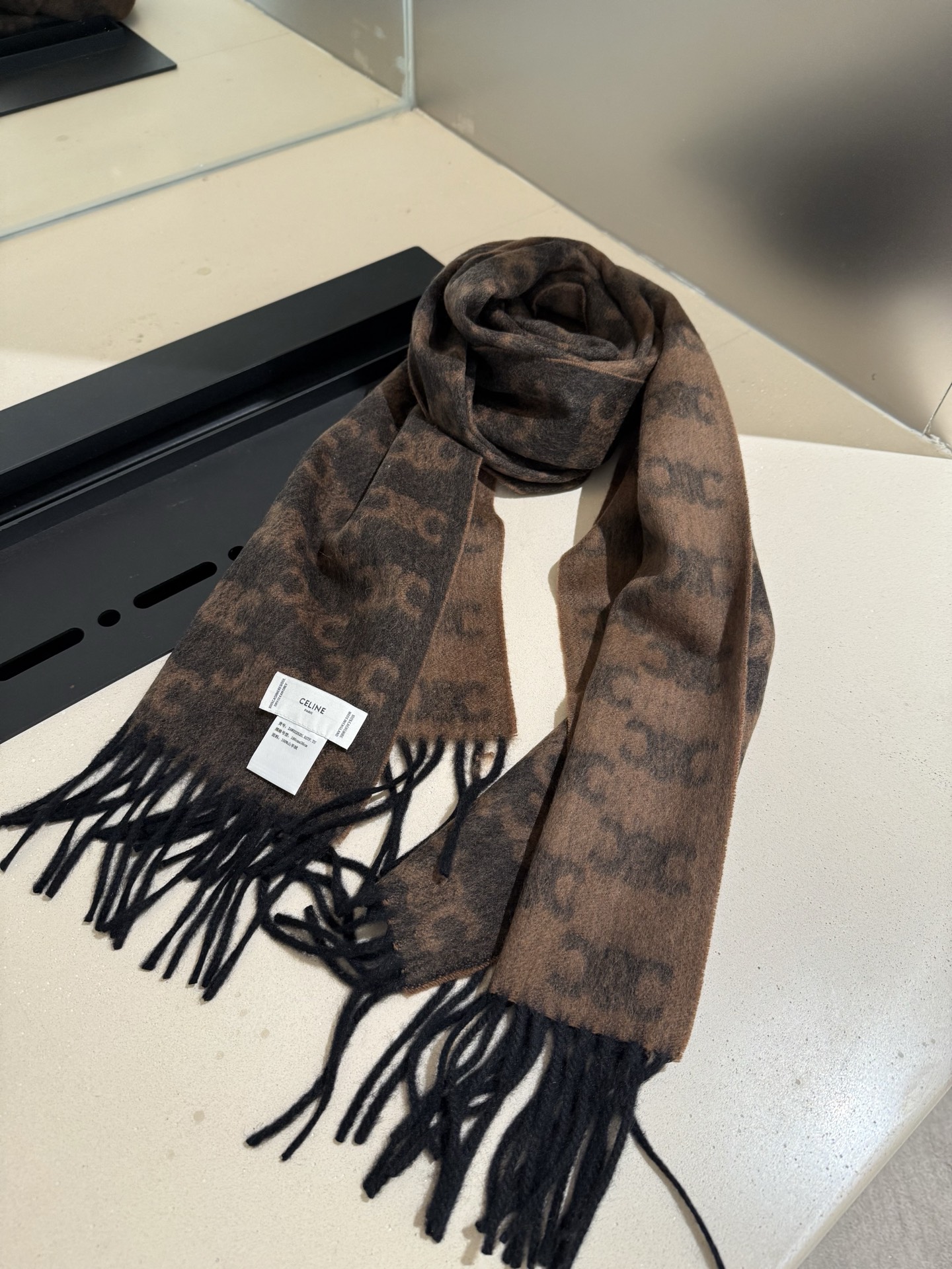  🆕CELINE凯旋门散林老花羊绒围巾终于出货了……很多宝宝要的上身图来啦！羊绒的质地戴起来软乎乎超舒服