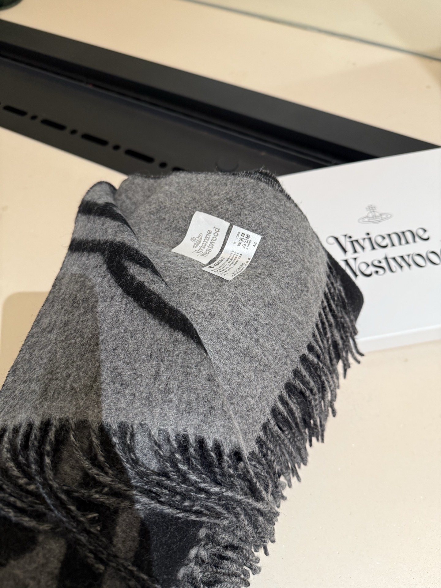 Vivienne Westwood 西太后超美新款双面围巾 推荐入手 质感好货 据说超难买哦 做工非常 很有分量