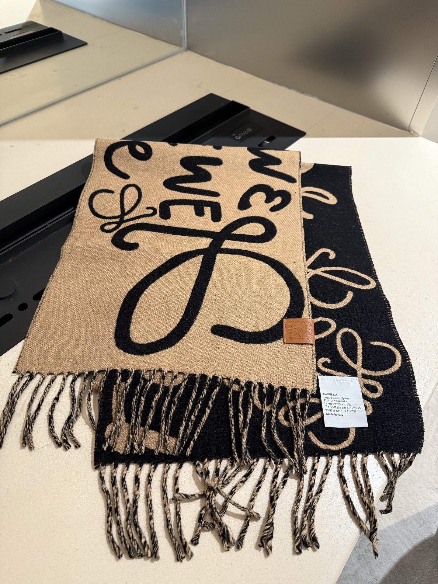 Loewe 上牛货【LW拼色羊绒长巾】 LOEWE 2025早秋系列释出新款字母涂鸦风围巾 两端带有流苏