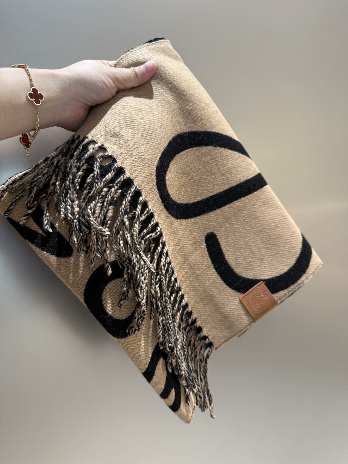 Loewe 上牛货【LW拼色羊绒长巾】 LOEWE 2025早秋系列释出新款字母涂鸦风围巾 两端带有流苏