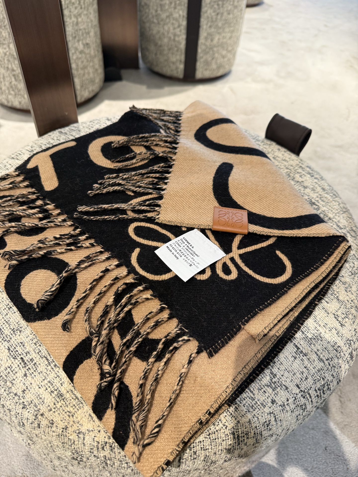 Loewe 上牛货【LW拼色羊绒长巾】 LOEWE 2025早秋系列释出新款字母涂鸦风围巾 两端带有流苏