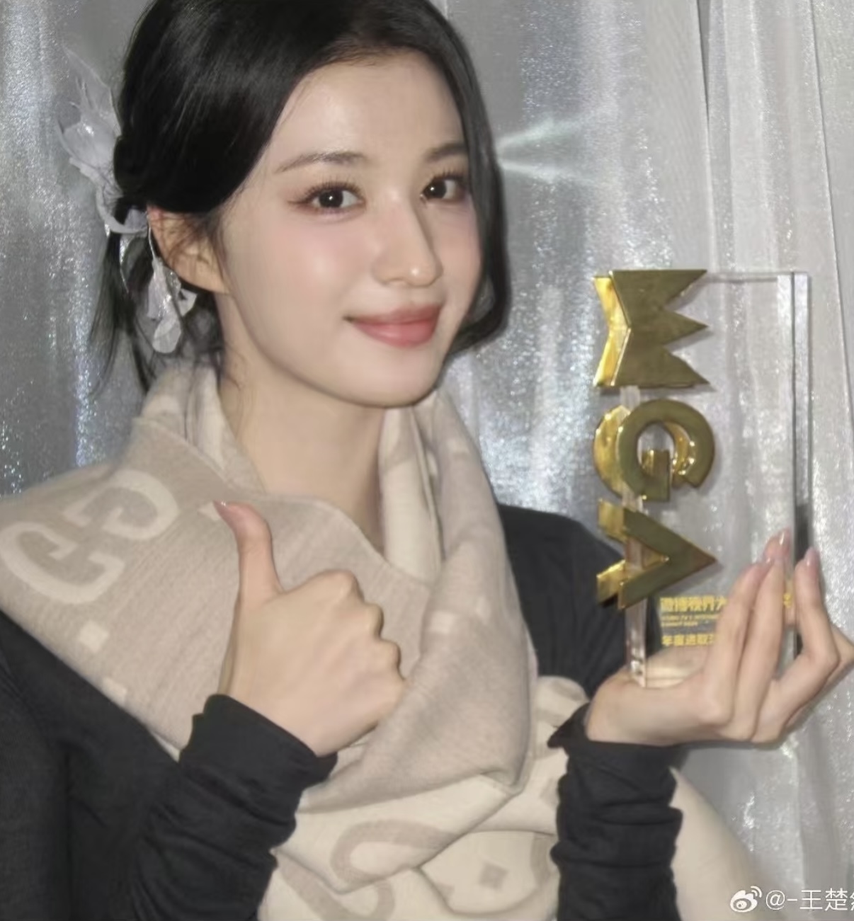 NO:342223,The high-end version is completely matched with the color. The latest ZG synchronous pattern of the hot Gu*ci is really super good-looking~ I like this GG accent!  ZG sold k+ fabric is strongly twisted worsted double-sided silk cashmere, which is very neat and exquisite fabric, presenting a very strong linear structure, with great support and flexibility!  Specifications 35*180cm, 91 cashmere 9 silk. High-version scarf, high-version scarf, real silk19860909高版本完全对版对色 爆款Gu*ci最新ZG同步款图案真的超级好看啊~就喜欢这种GG腔调！ZG售k＋面料是强捻精纺双面真丝羊绒,非常工整精致的面料,呈现出极具力度的线面结构,极具支撑力及柔韧性！规格35*180cm,91羊绒9真丝.高版本围巾,高版本围巾,real silk,scarf