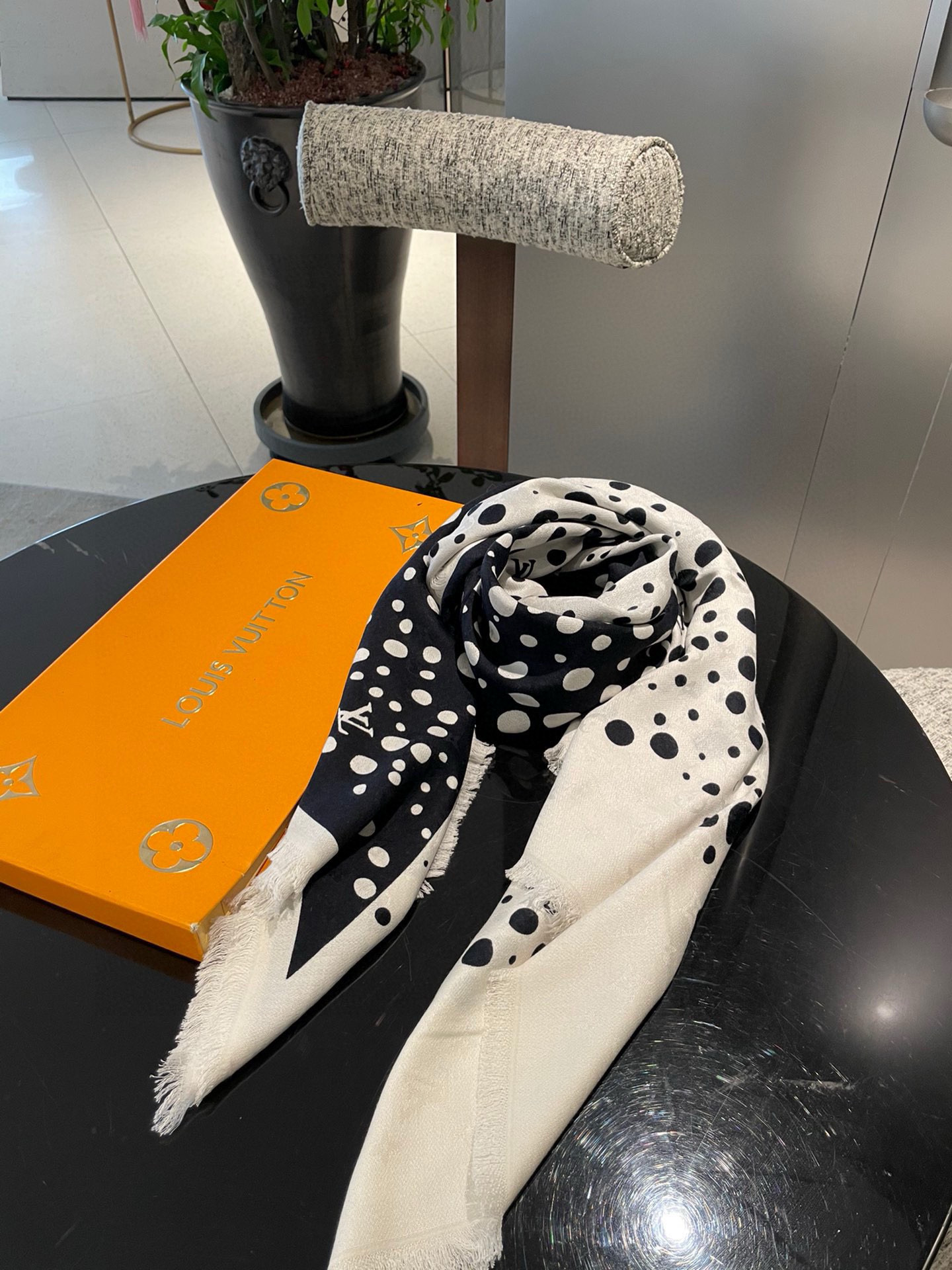 Louis Vuitton 啊 面料非常柔软 上面都是有暗纹老花提花的 光影下logo若隐若现特别有质感 绝对是 才有的调调和品质 图案设计上
