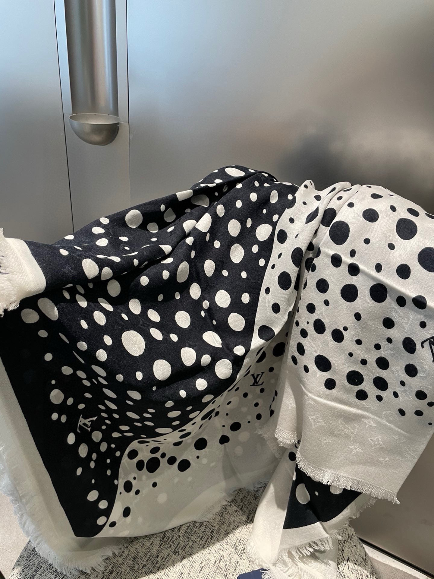 Louis Vuitton 啊 面料非常柔软 上面都是有暗纹老花提花的 光影下logo若隐若现特别有质感 绝对是 才有的调调和品质 图案设计上
