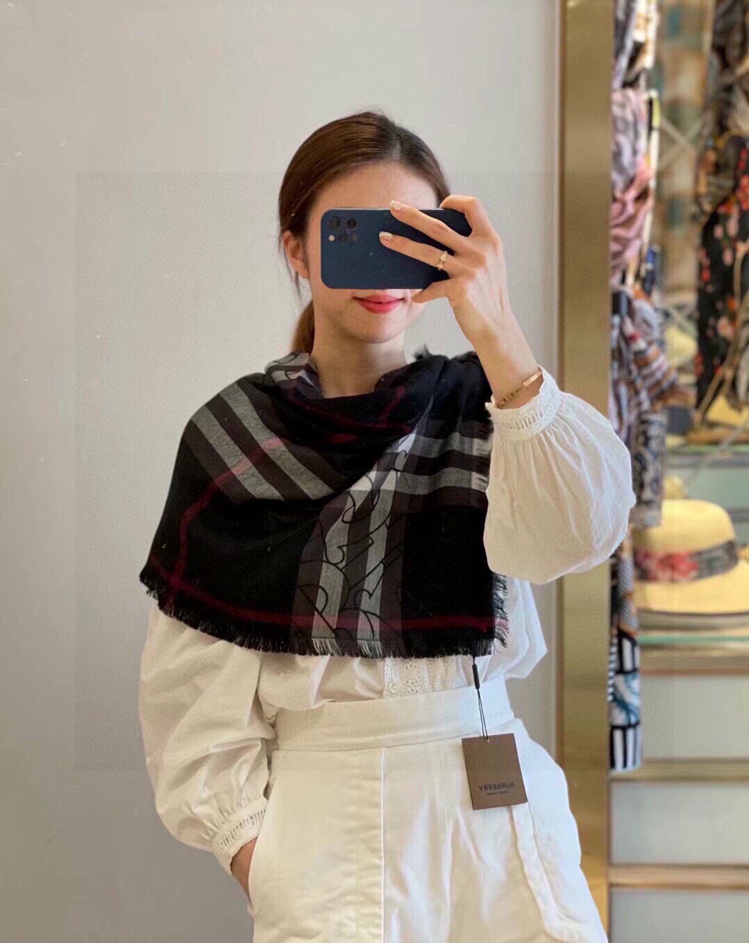 最新版B家，尾单来了！！两色加起只有几十条！！代购品质！！丝毛的面料很厉害，很紧致的镶嵌细纱的金属丝，闪