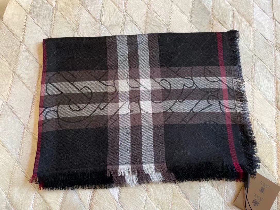 最新版B家，尾单来了！！两色加起只有几十条！！代购品质！！丝毛的面料很厉害，很紧致的镶嵌细纱的金属丝，闪