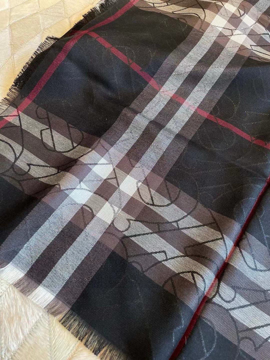 最新版B家，尾单来了！！两色加起只有几十条！！代购品质！！丝毛的面料很厉害，很紧致的镶嵌细纱的金属丝，闪