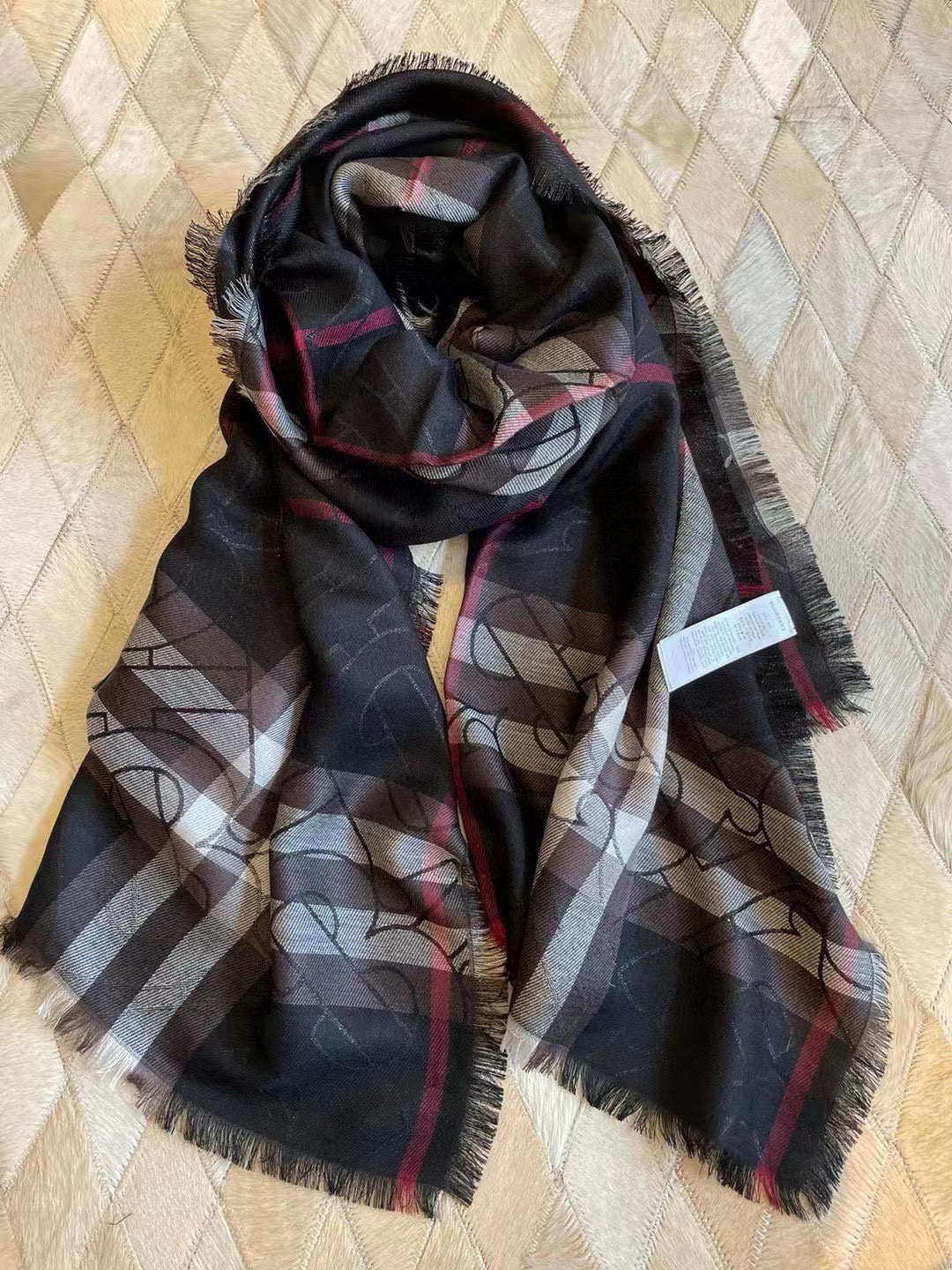 最新版B家，尾单来了！！两色加起只有几十条！！代购品质！！丝毛的面料很厉害，很紧致的镶嵌细纱的金属丝，闪