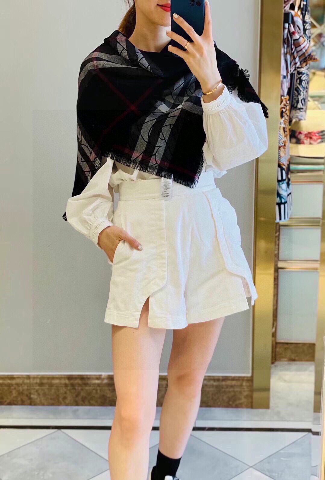 最新版B家，尾单来了！！两色加起只有几十条！！代购品质！！丝毛的面料很厉害，很紧致的镶嵌细纱的金属丝，闪