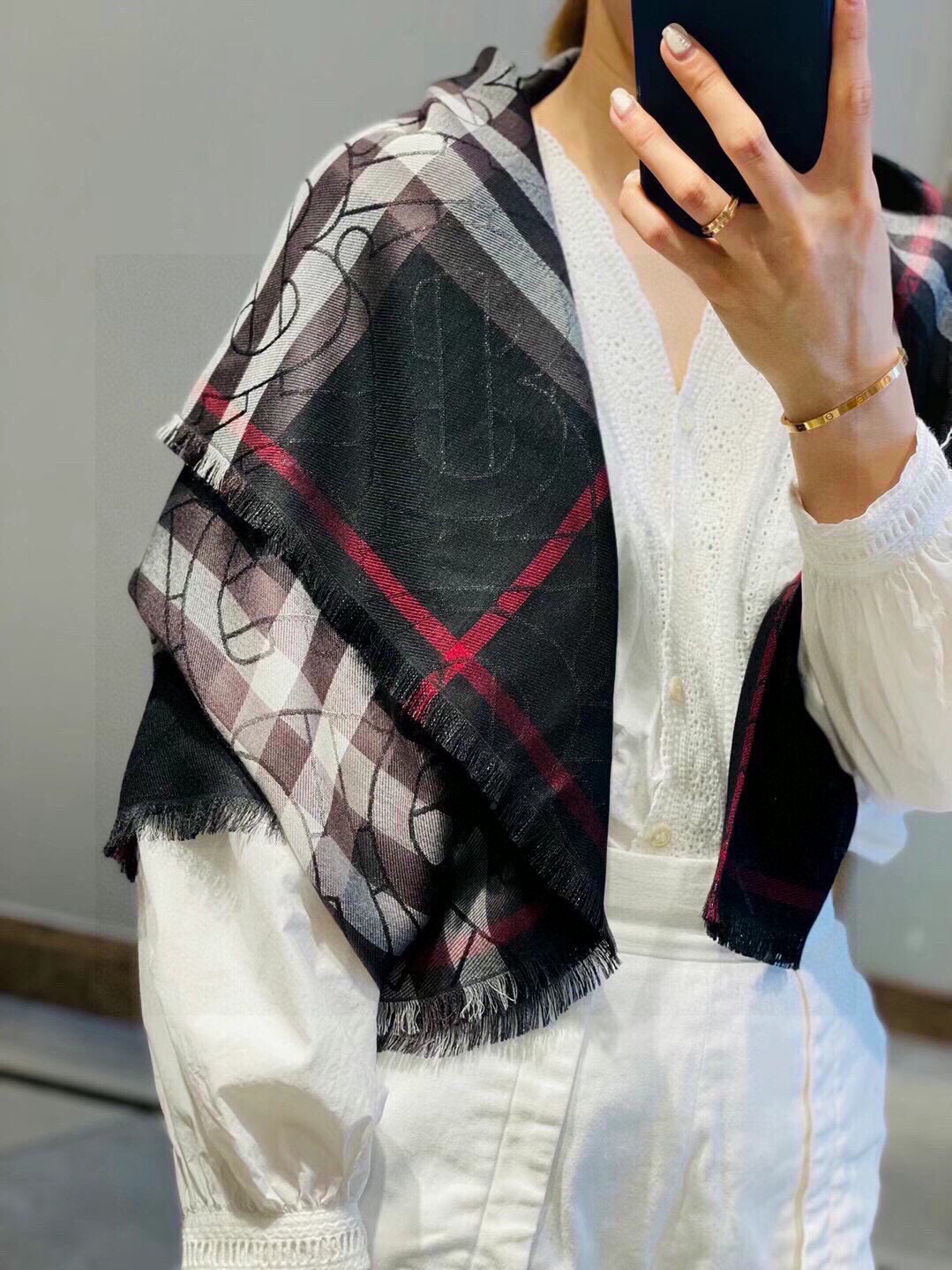 最新版B家，尾单来了！！两色加起只有几十条！！代购品质！！丝毛的面料很厉害，很紧致的镶嵌细纱的金属丝，闪