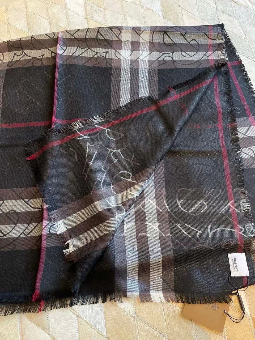 最新版B家，尾单来了！！两色加起只有几十条！！代购品质！！丝毛的面料很厉害，很紧致的镶嵌细纱的金属丝，闪