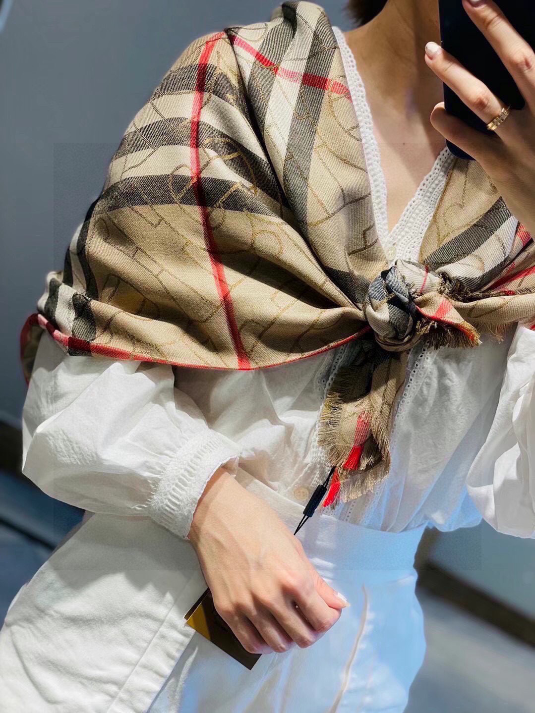 最新版B家，尾单来了！！两色加起只有几十条！！代购品质！！丝毛的面料很厉害，很紧致的镶嵌细纱的金属丝，闪