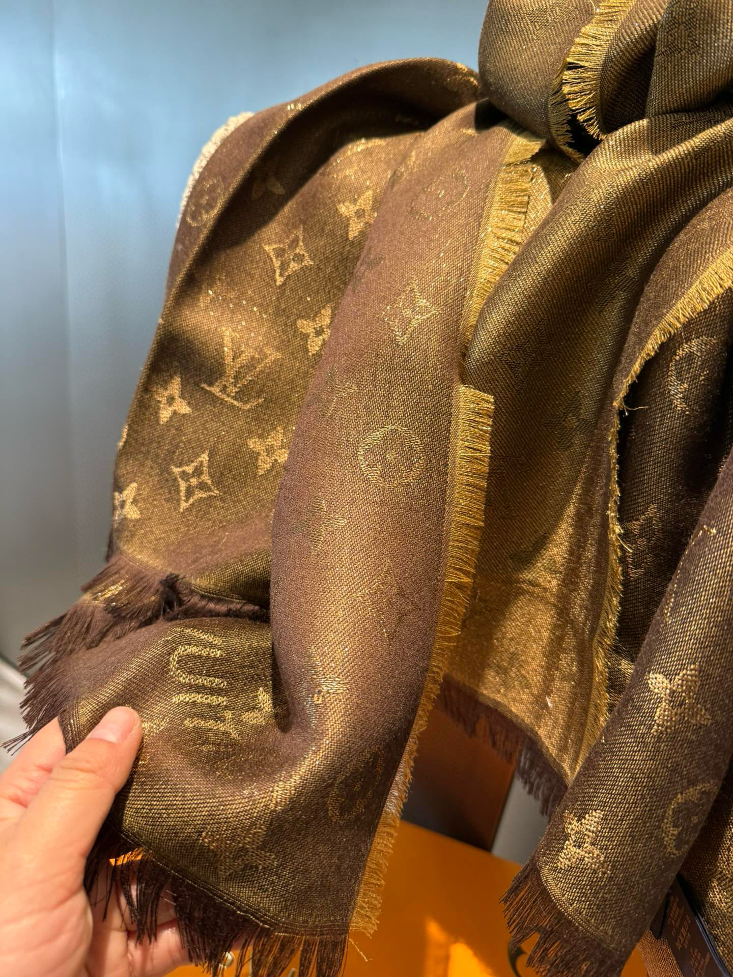 PLV最新款长巾~也是提升气质和品味的好单品👍评价都非常好，四季必备！！真的无敌实用！！Lv难得的金丝长