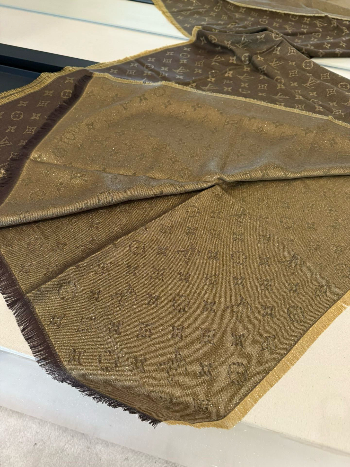 PLV最新款长巾~也是提升气质和品味的好单品👍评价都非常好，四季必备！！真的无敌实用！！Lv难得的金丝长