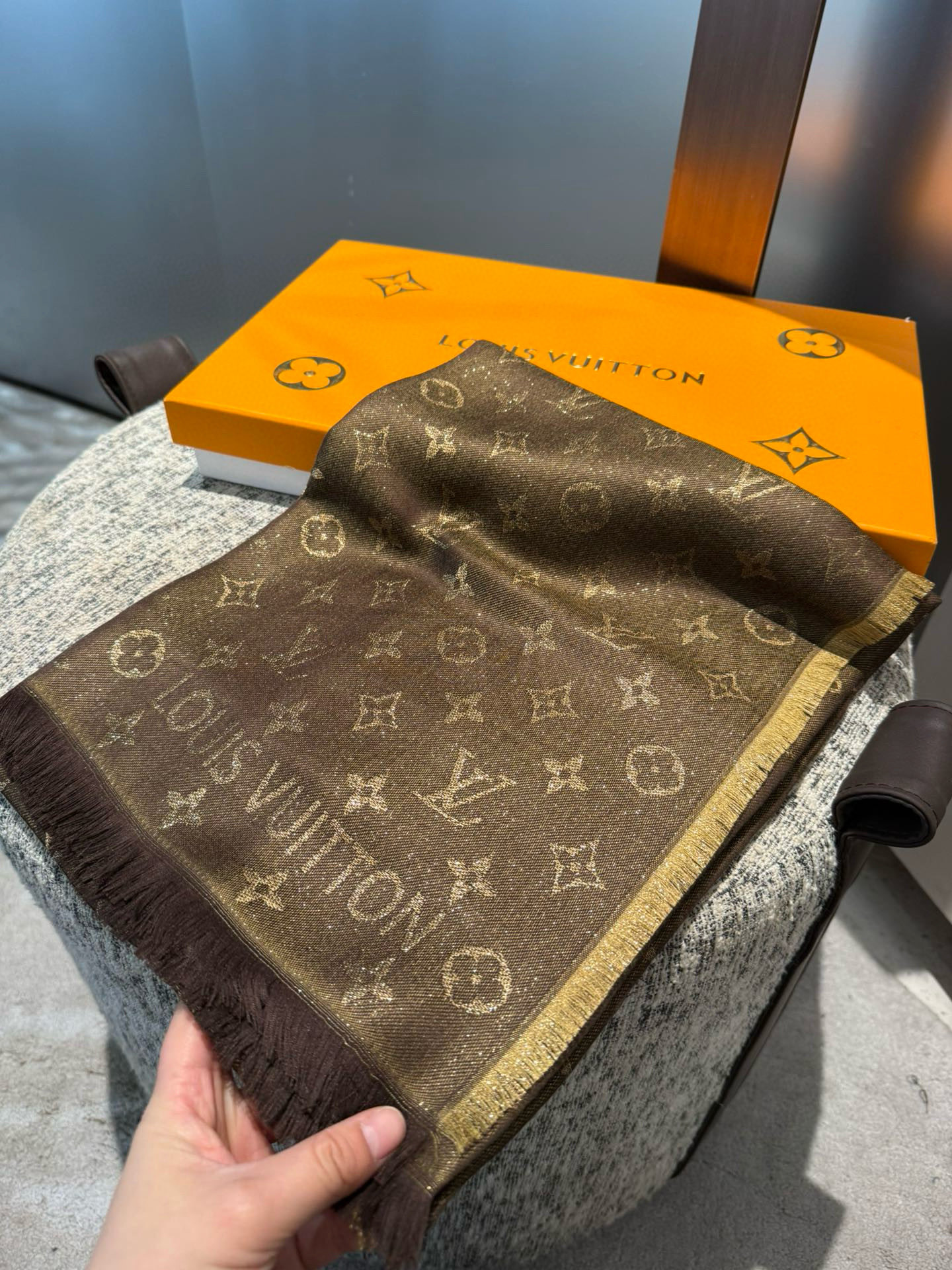 PLV最新款长巾~也是提升气质和品味的好单品👍评价都非常好，四季必备！！真的无敌实用！！Lv难得的金丝长