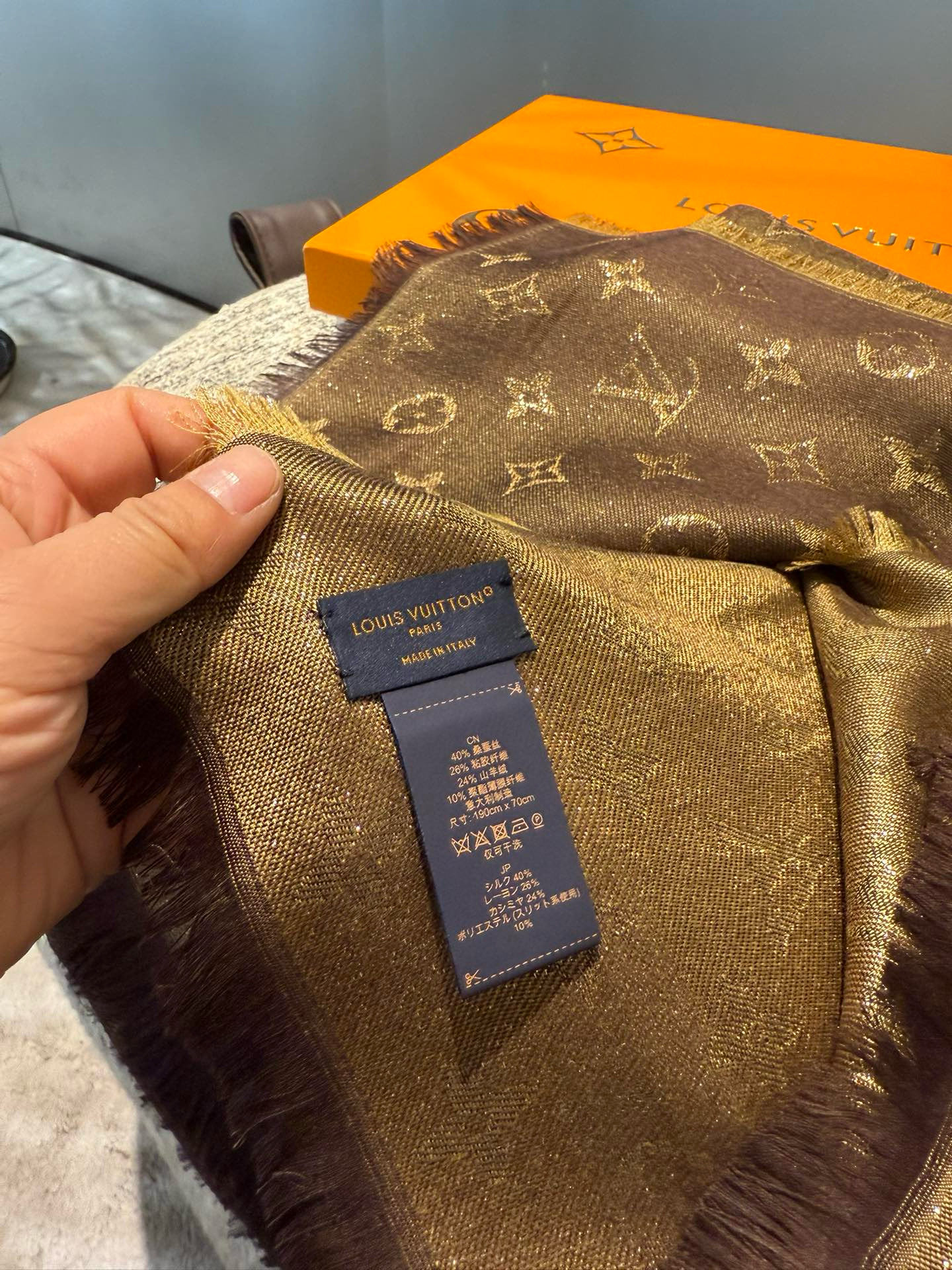 PLV最新款长巾~也是提升气质和品味的好单品👍评价都非常好，四季必备！！真的无敌实用！！Lv难得的金丝长