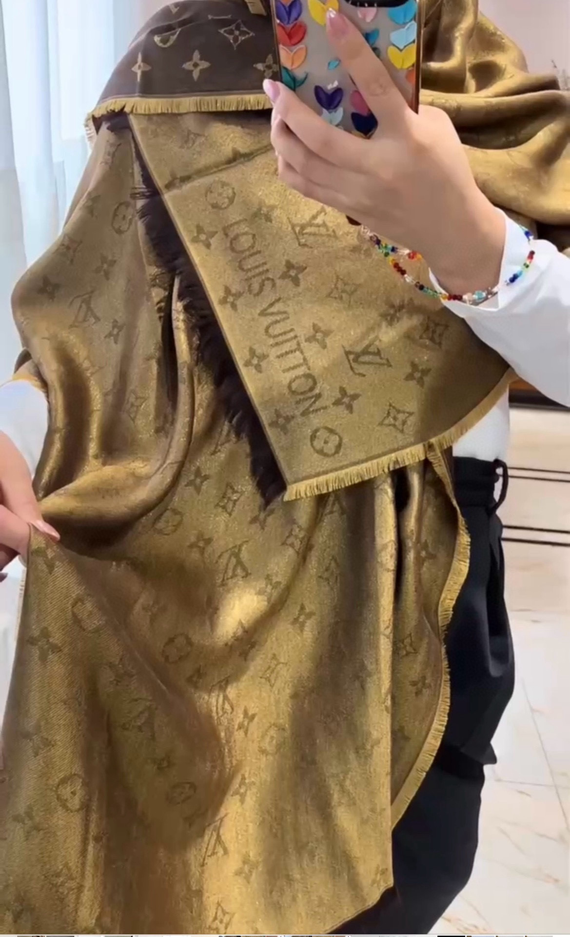 PLV最新款长巾~也是提升气质和品味的好单品👍评价都非常好，四季必备！！真的无敌实用！！Lv难得的金丝长