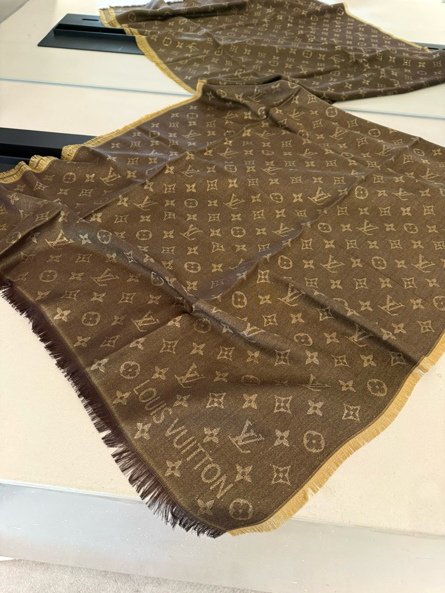 PLV最新款长巾~也是提升气质和品味的好单品👍评价都非常好，四季必备！！真的无敌实用！！Lv难得的金丝长