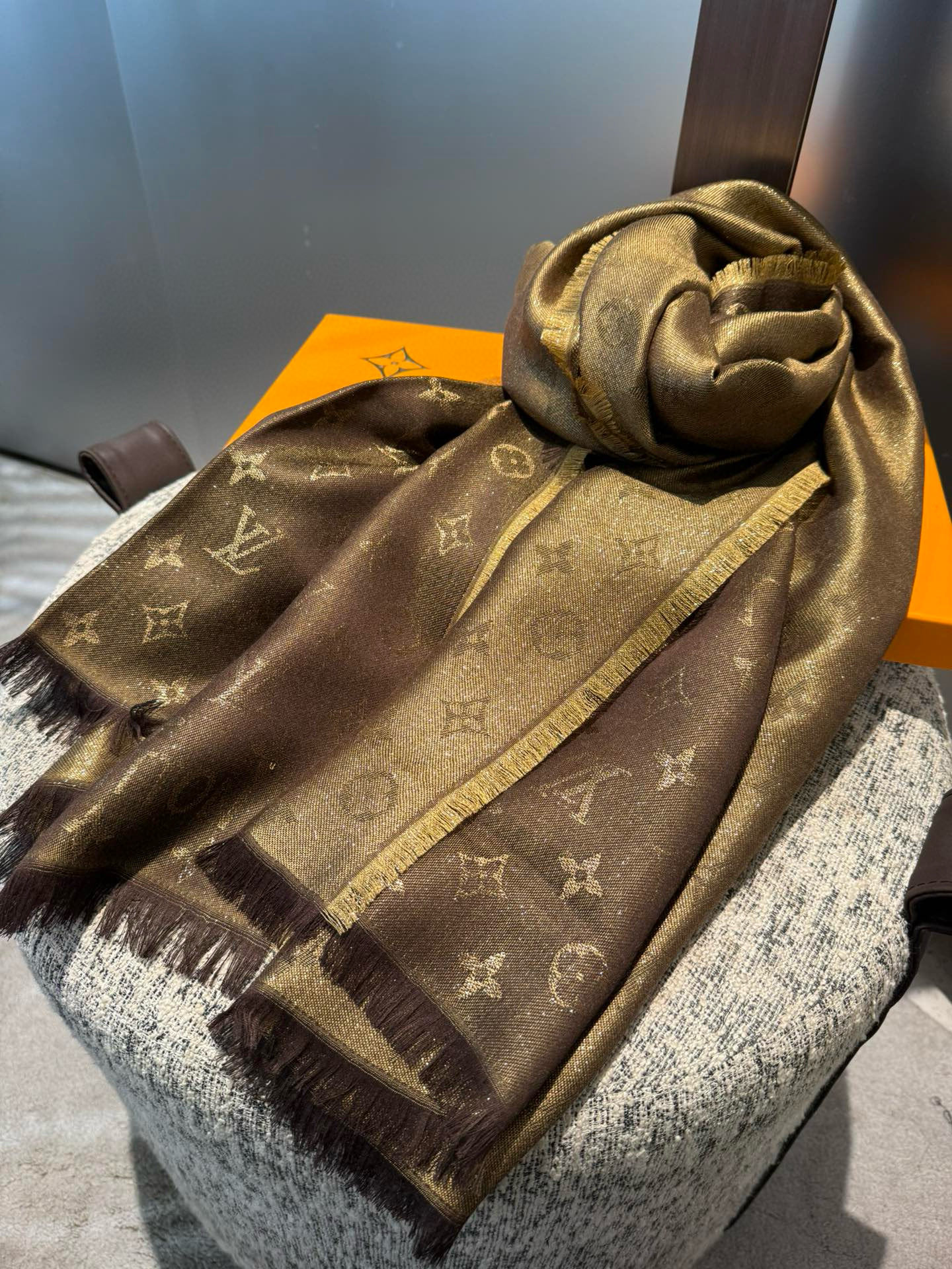 PLV最新款长巾~也是提升气质和品味的好单品👍评价都非常好，四季必备！！真的无敌实用！！Lv难得的金丝长