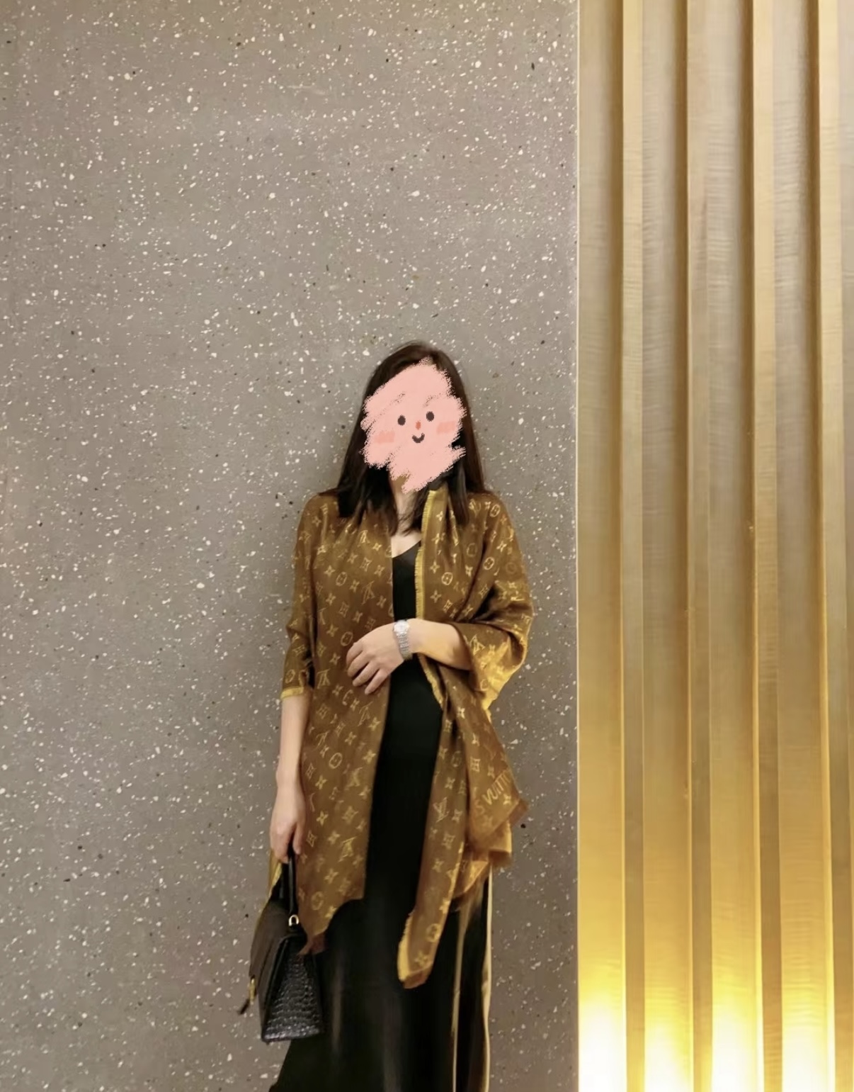 PLV最新款长巾~也是提升气质和品味的好单品👍评价都非常好，四季必备！！真的无敌实用！！Lv难得的金丝长