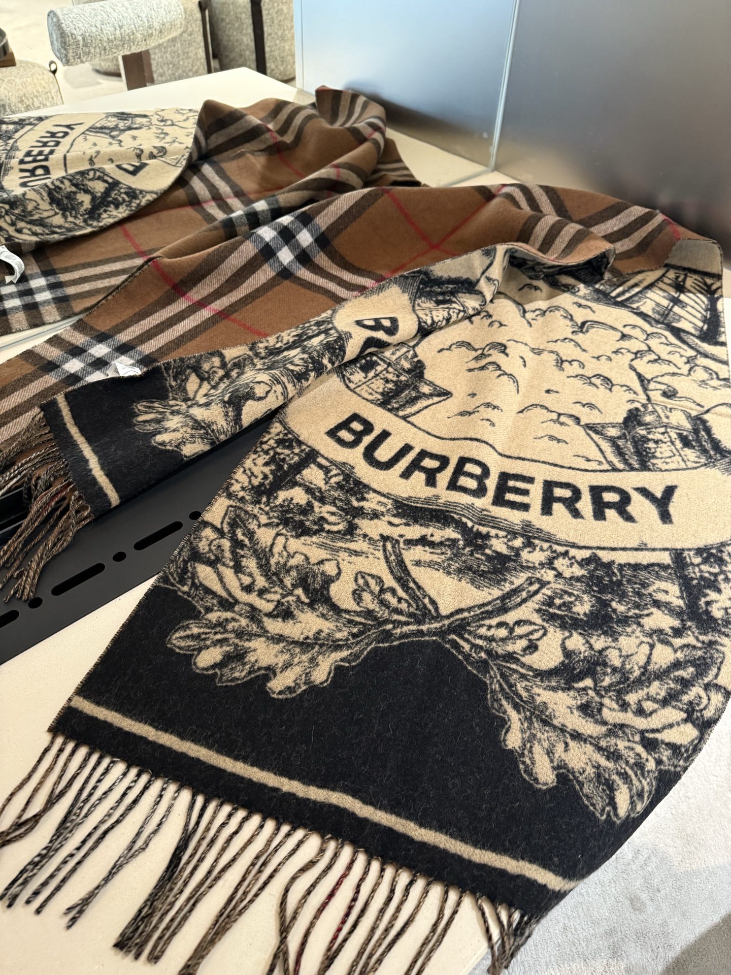 PBurberry 匠心巨作🔥· 经典大格双面提花羊绒围巾👍完全等于2条围巾‼️品牌首席创意总监Ricc