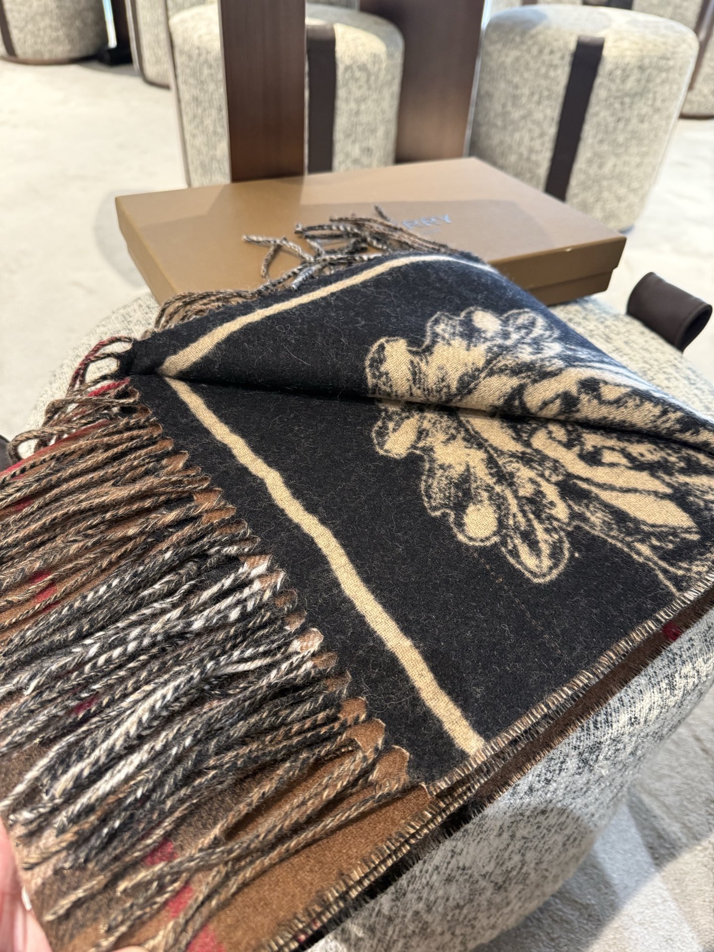 PBurberry 匠心巨作🔥· 经典大格双面提花羊绒围巾👍完全等于2条围巾‼️品牌首席创意总监Ricc